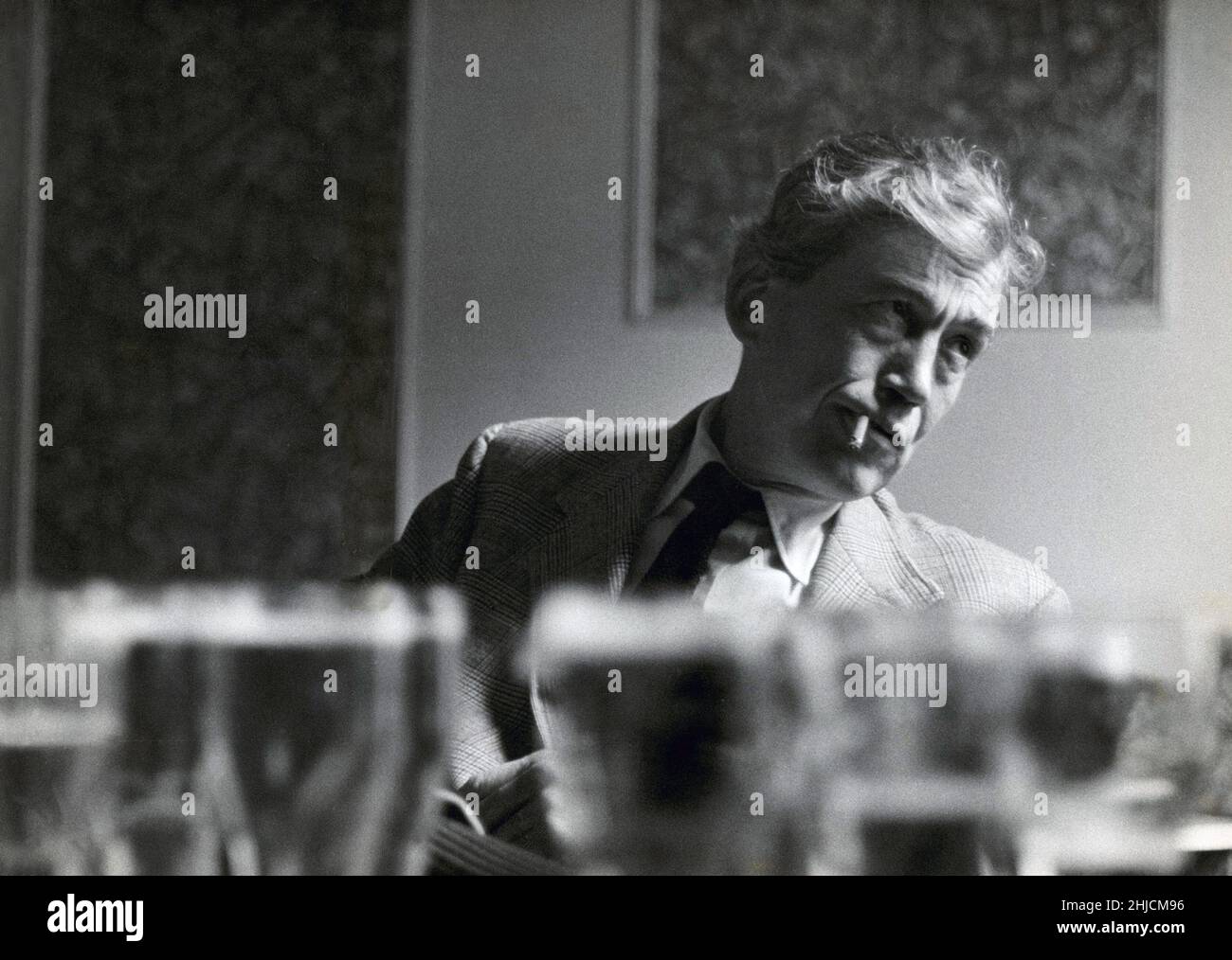 Der amerikanische Regisseur John Huston (5. August 1906 ‚Äì 28. August 1987) im Red Bank Pub in der Nähe von Dublin, Irland, im Jahr 1954. Zu Hustons zahlreichen Filmen gehören „The African Queen“, „The Maltese Falcon“, „Prizzi's Honor“ und „The Misfits“. Stockfoto