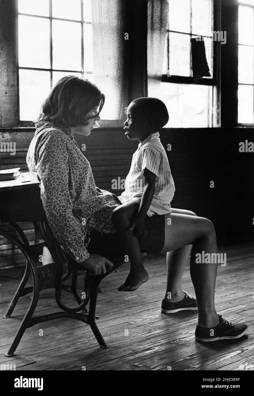 Volunteer for Family of Children, ein frühes 1960s-Programm, das Freiwillige in Service to America (VISTA) mit einem kleinen Kind in North Carolina vorstellt. Stockfoto