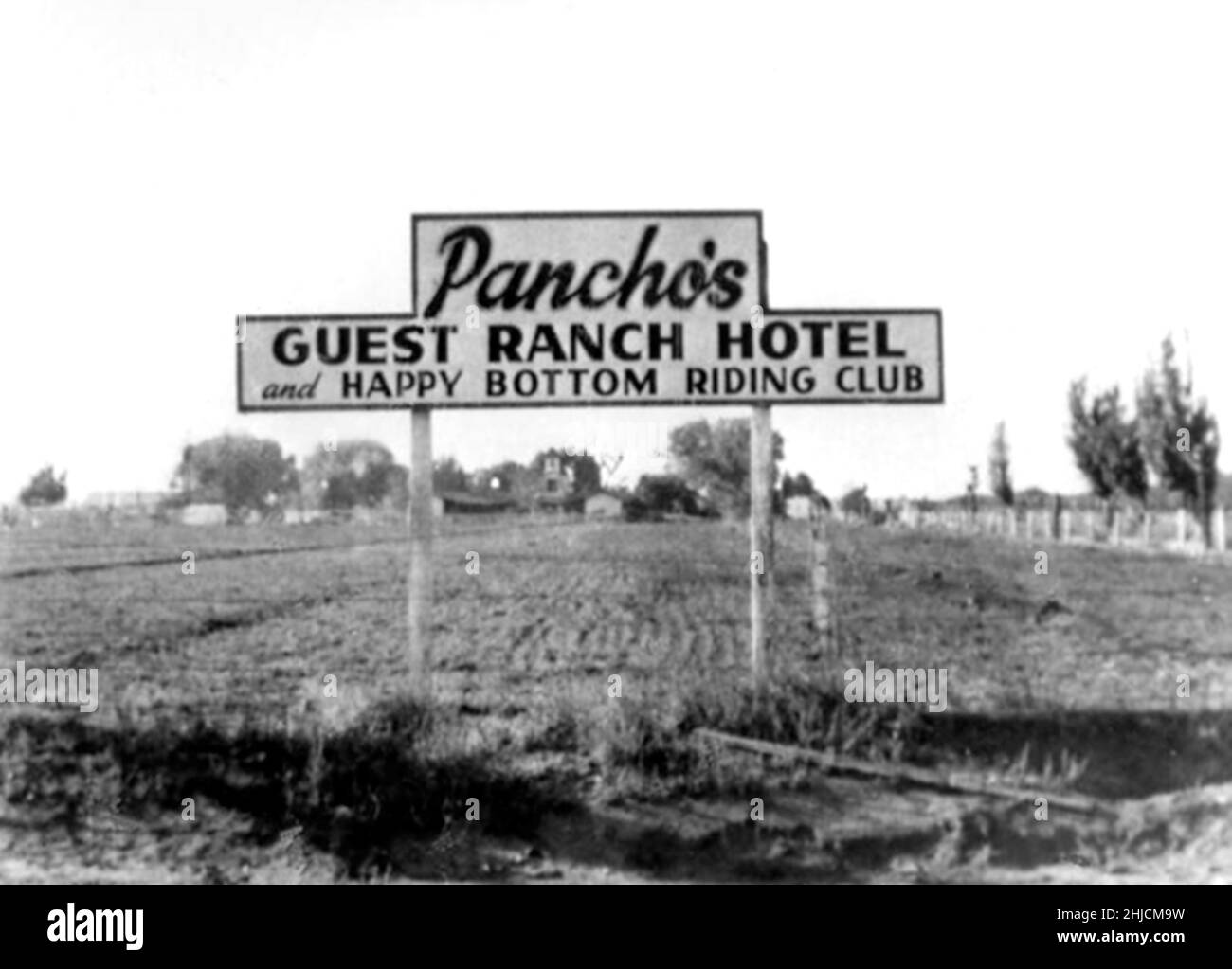 Der Happy Bottom Riding Club (auch bekannt als Rancho Oro Verde Fly-Inn Dude Ranch) war eine Gefreite Ranch, ein Restaurant und ein Hotel, das von Pancho Barnes in der Nähe der Edwards AFB betrieben wurde. Der Club war 1940s ein beliebter Treffpunkt für Testpiloten und die Hollywood-Elite mit über 9.000 Mitgliedern weltweit. Als die USAF beabsichtigte, den Club über Eminent Domain zu kaufen, folgte eine lange Reihe von Klagen. Barnes gewann schließlich die Klagen, aber nachdem der Club 1950s durch einen Brand zerstört wurde, kamen ihre Pläne, an einem nahegelegenen Ort wieder zu eröffnen, nie zum Tragen. Mit freundlicher Genehmigung von USAF, undatiert (abgeschnitten und gereinigt). Stockfoto