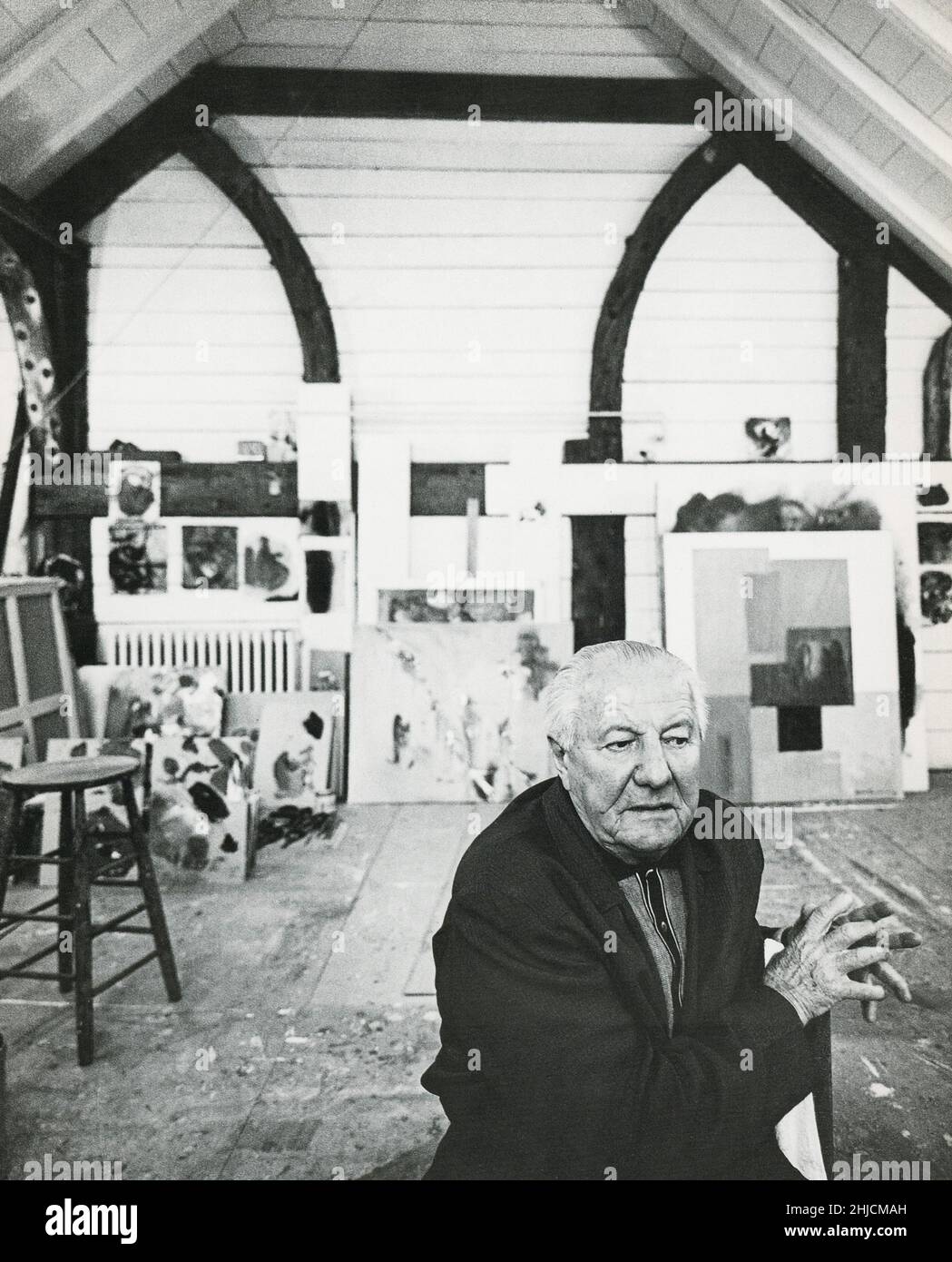 Hans Hofmann (1880-1966) in Provincetown, Massachusetts, 1963. Hofmann war ein in Deutschland geborener amerikanischer Maler des abstrakten Expressionismus, der viele abstrakte Expressionisten, darunter Lee Krasner und Joan Mitchell, als Mentor und Lehrer betreute. Stockfoto