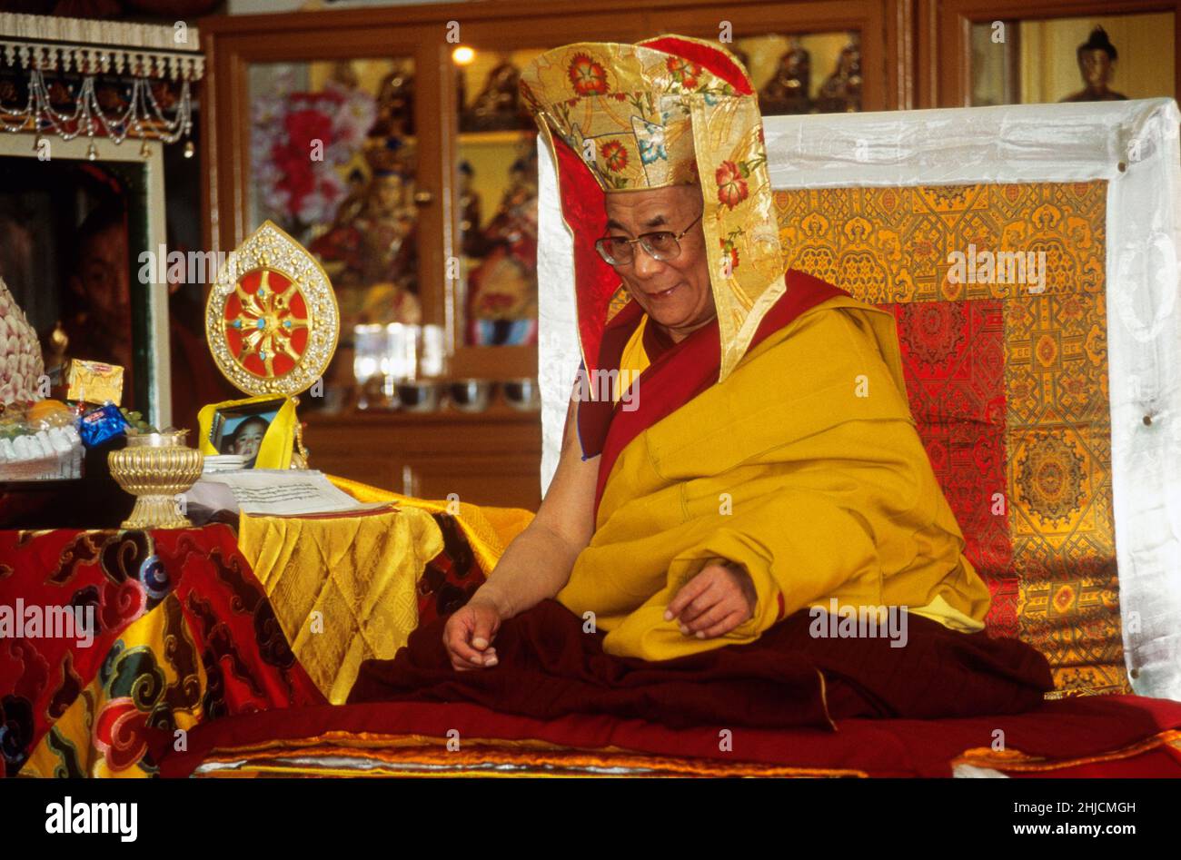 Der Dalai Lama, der politische und spirituelle Führer des tibetischen Volkes, führt die Zeremonie des langen Lebens durch; Dharamsala, Indien. Stockfoto