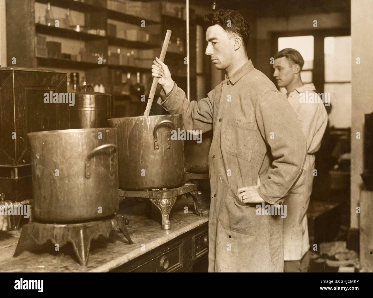 Herstellung von Typhusimpfstoffen für Armee, Marine und Marine. Vorbereitung des Kulturmediums. 1917-18. Stockfoto