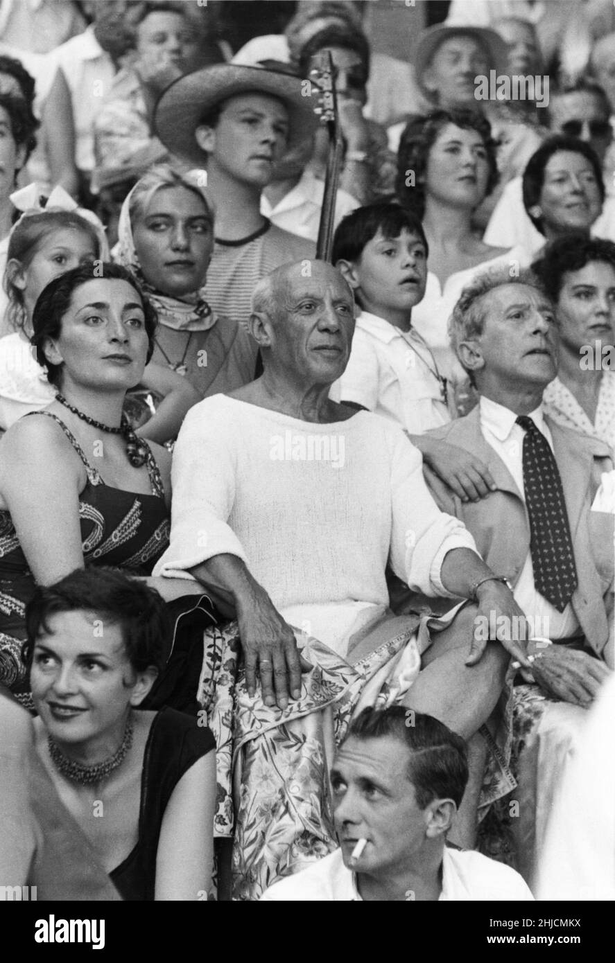 Der berühmte Künstler Pablo Picasso (1881-1973) mit seiner letzten Geliebten Jacqueline Roque und Jean Cocteau (1889-1963), dem renommierten Künstler und Schriftsteller, bei einem Stierkampf in Spanien. Stockfoto