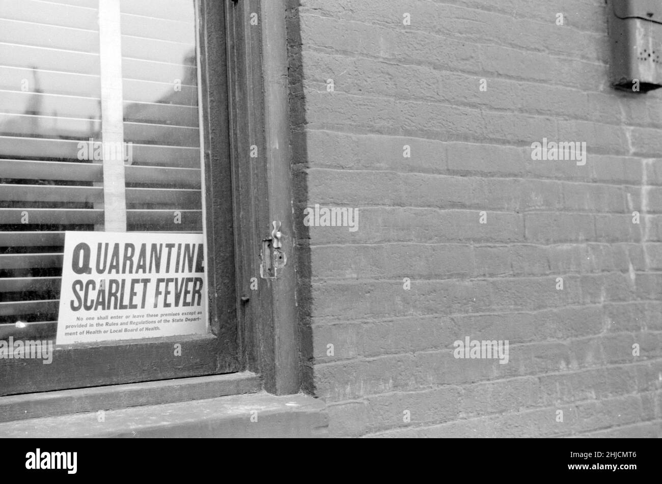 Ein scharlachrote Fieber Quarantänezeichen in einem Fenster, Dubuque, Iowa, USA, April 1940. John Vachon, 1914-1975, Fotograf. Stockfoto