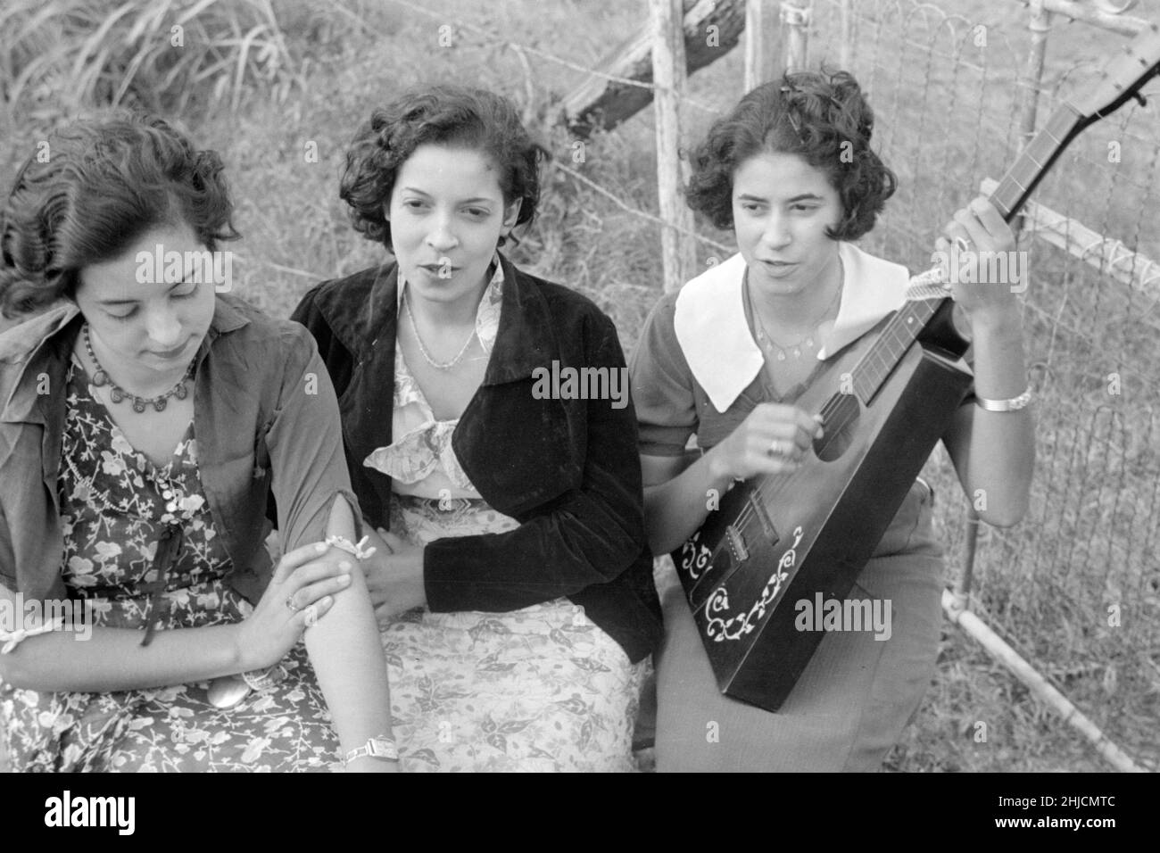 Farbige Kreolen, Plaquemines Parish, Louisiana, 1935. Die farbigen Kreolen sind eine historische ethnische Gruppe kreolischer Menschen, die sich in den ehemaligen französischen und spanischen Kolonien von Louisiana (insbesondere New Orleans) und anderen südlichen Staaten entwickelt hat. Fotografiert von Ben Shahn (1898-1969). Stockfoto