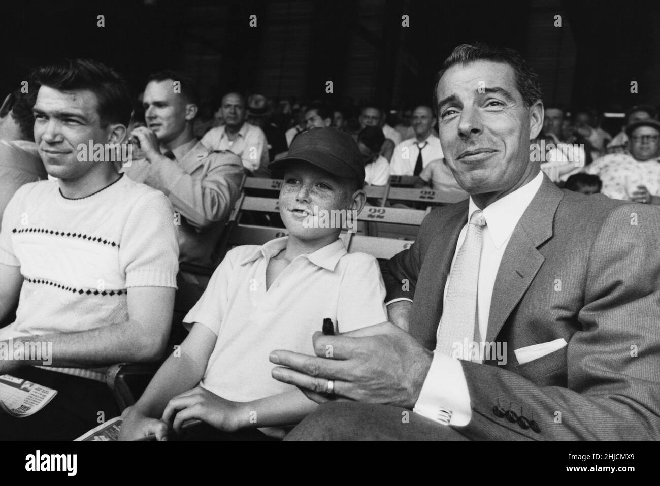 Joe DiMaggio fotografierte auf den Tribünen während eines Baseballspiels in New York City, 1956. Stockfoto
