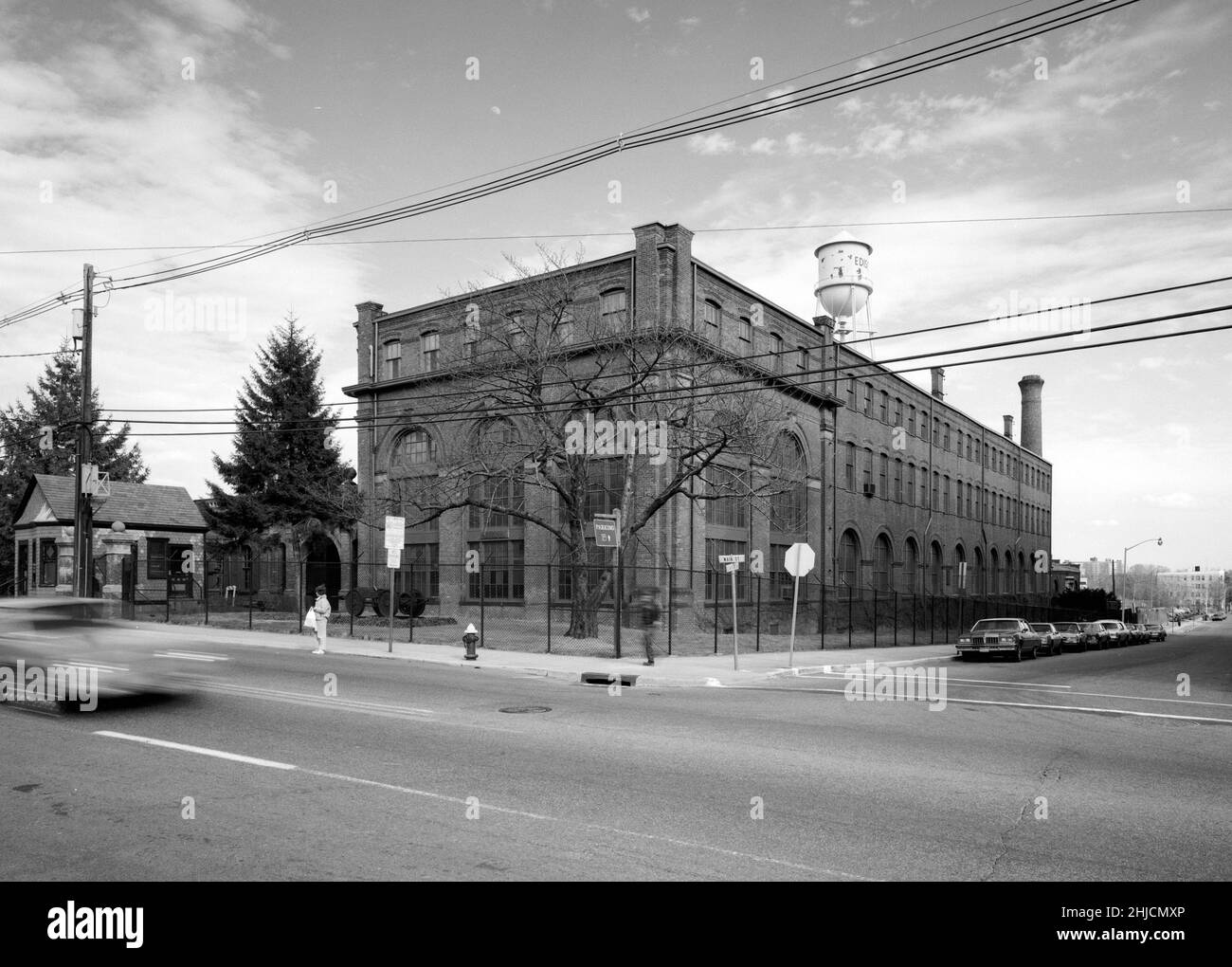 Thomas A. Edison Laboratories, Gebäude 5 (Hauptlabor), mit Wachhaus links, West Orange, Essex County, New Jersey. An diesem Standort befanden sich mehrere Produktionswerke, in denen Edison neue Technologien in der kommerziellen Produktion verwendete. Das Hauptlabor wurde ursprünglich im Jahr 1887 gebaut. Foto ca. 1968. Stockfoto