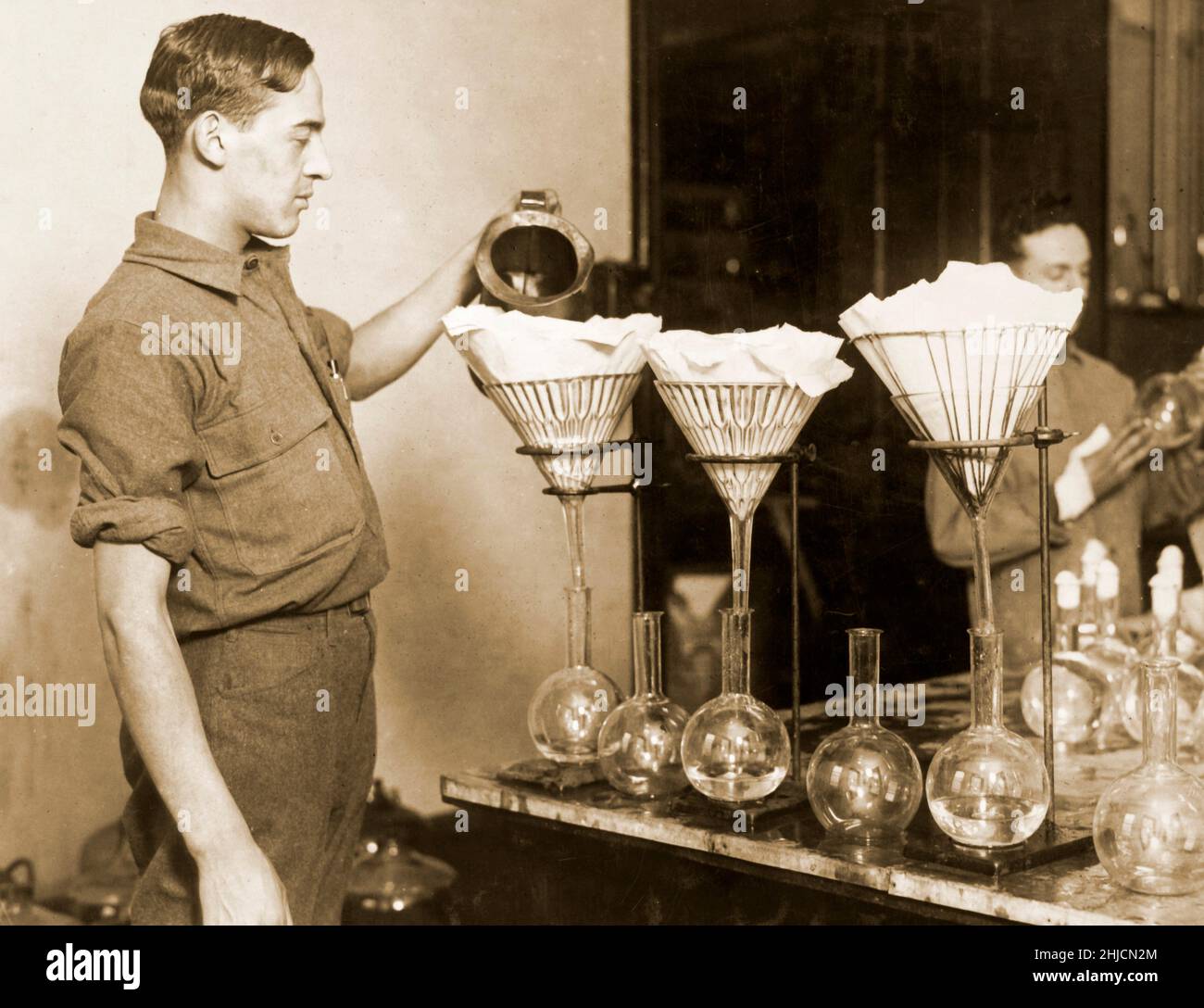 Herstellung von Typhusimpfstoffen, 1917. Das Foto zeigt den ersten Schritt bei der Herstellung des Impfstoffs: Das Mischen der Salzlösung. Medizinische Fakultät der US-Armee. Stockfoto