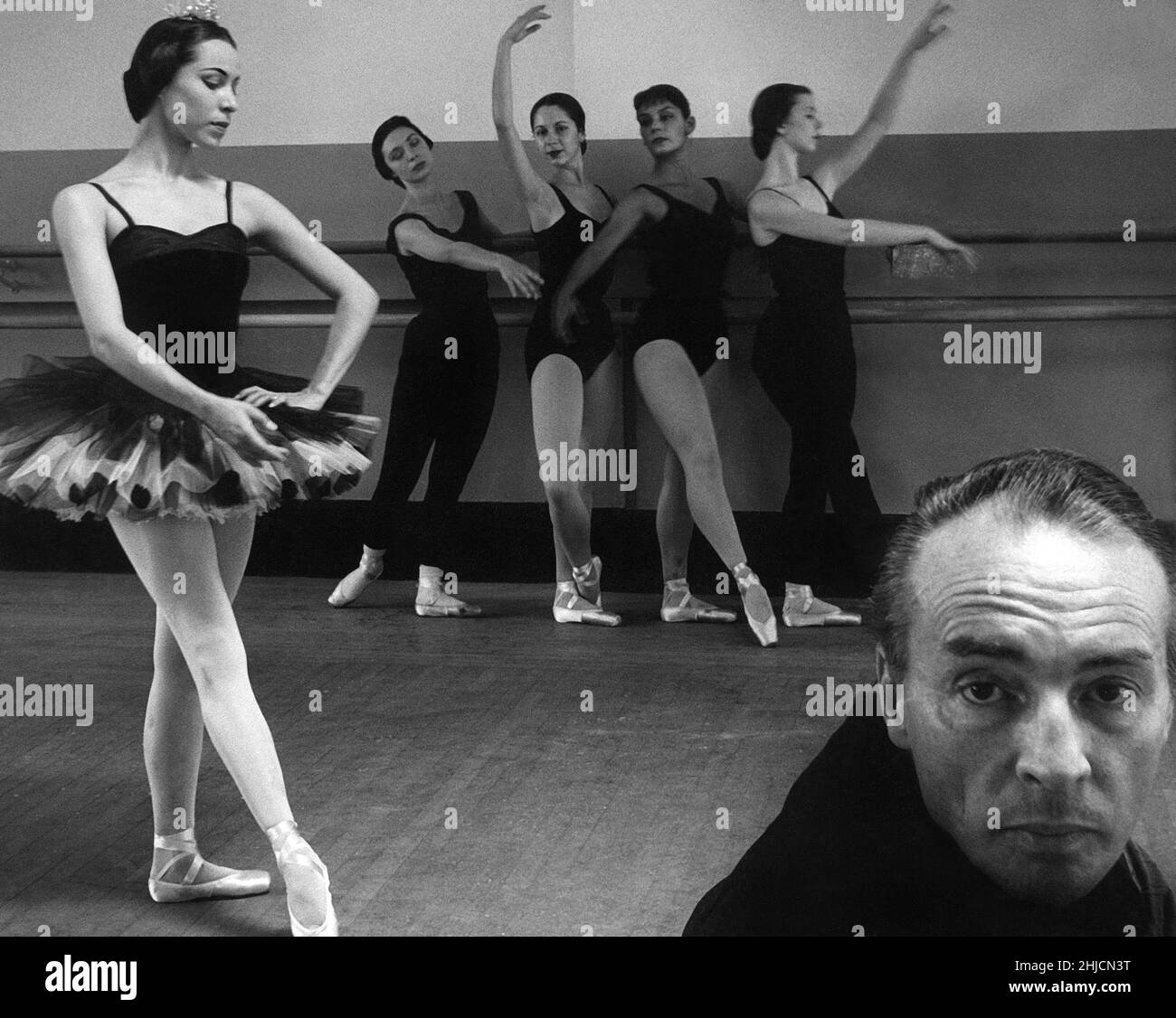 Der russisch-amerikanische Choreograph und künstlerische Leiter George Balanchine (22. Januar 1904 - 30. April 1983) und Prima Ballerina Maria Tallchief (24. Januar 1925 - 11. April 2013). Balanchine und Tallchief werden hier zusammen mit anderen Mitgliedern des New York City Ballet im New York City Centre of Music and Drama, November 1953, gezeigt. Stockfoto