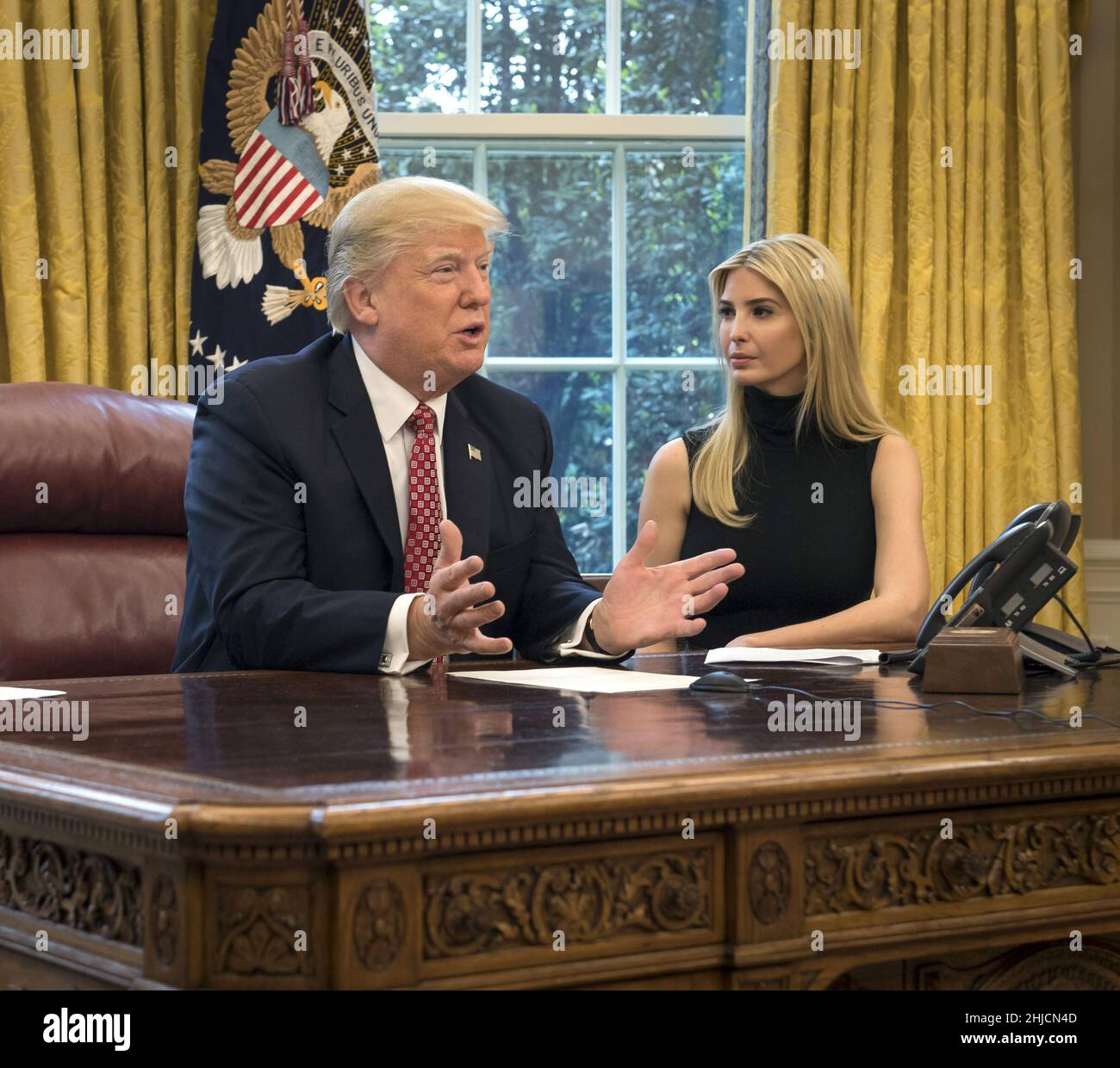 Donald Trump, Präsident der Vereinigten Staaten von 45th, und seine Tochter Ivanka Trump im Oval Office des Weißen Hauses, 24. April 2017. Donald Trump (geboren am 14. Juni 1946), ein Geschäftsmann und Fernsehpersönlichkeit, kandidierte 2016 als Republikaner gegen die demokratische Kandidatin Hillary Clinton für das Präsidentenamt. Er gewann die Parlamentswahlen am 8. November 2016 und wurde am 20. Januar 2017 eingeweiht. Seine Tochter Ivanka Trump (geboren am 30. Oktober 1981) ist eine Geschäftsfrau und ein früheres Vorbild. Derzeit ist sie Assistentin des Präsidenten. Stockfoto