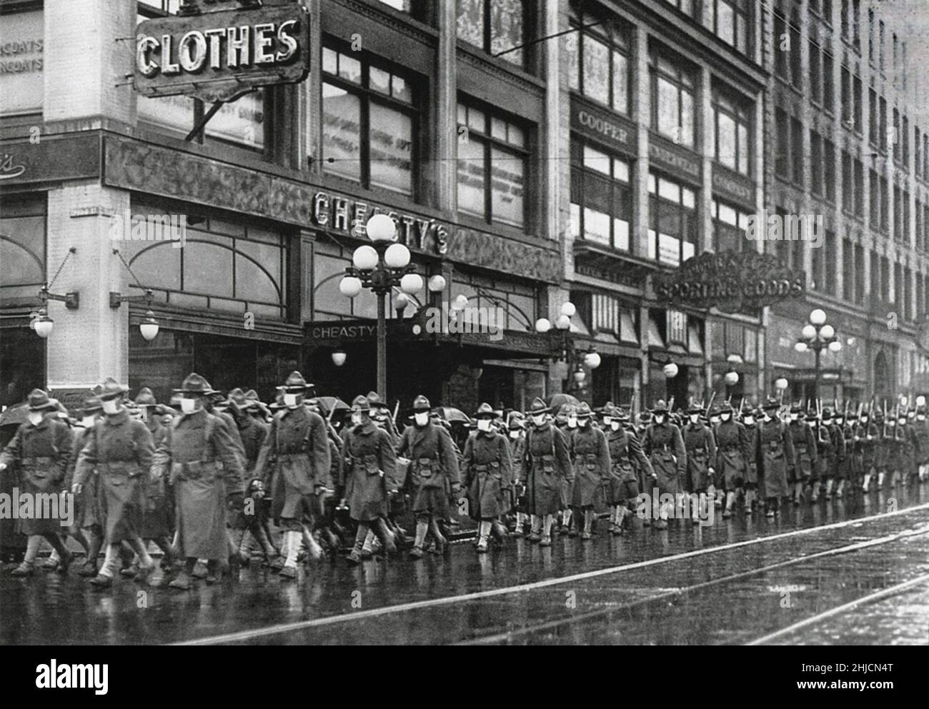 US-Soldaten des Regiments 39th marschieren in Seattle, WA, bevor sie nach Frankreich aufbrechen. Die Soldaten tragen Mullmasken, um sich vor Grippe (Grippe) zu schützen. Die Masken waren völlig wirkungslos. Nach dem Ersten Weltkrieg gab es eine globale Grippepandemie, die als Spanische Grippe (1918-1919) bekannt war. Ein Fünftel der Weltbevölkerung war infiziert, und zwischen 20 und 50 Millionen Menschen starben. Solche Pandemien treten auf, wenn ein neues infektiöses Virus auftritt, für das die menschliche Bevölkerung keine Immunität besitzt. Stockfoto