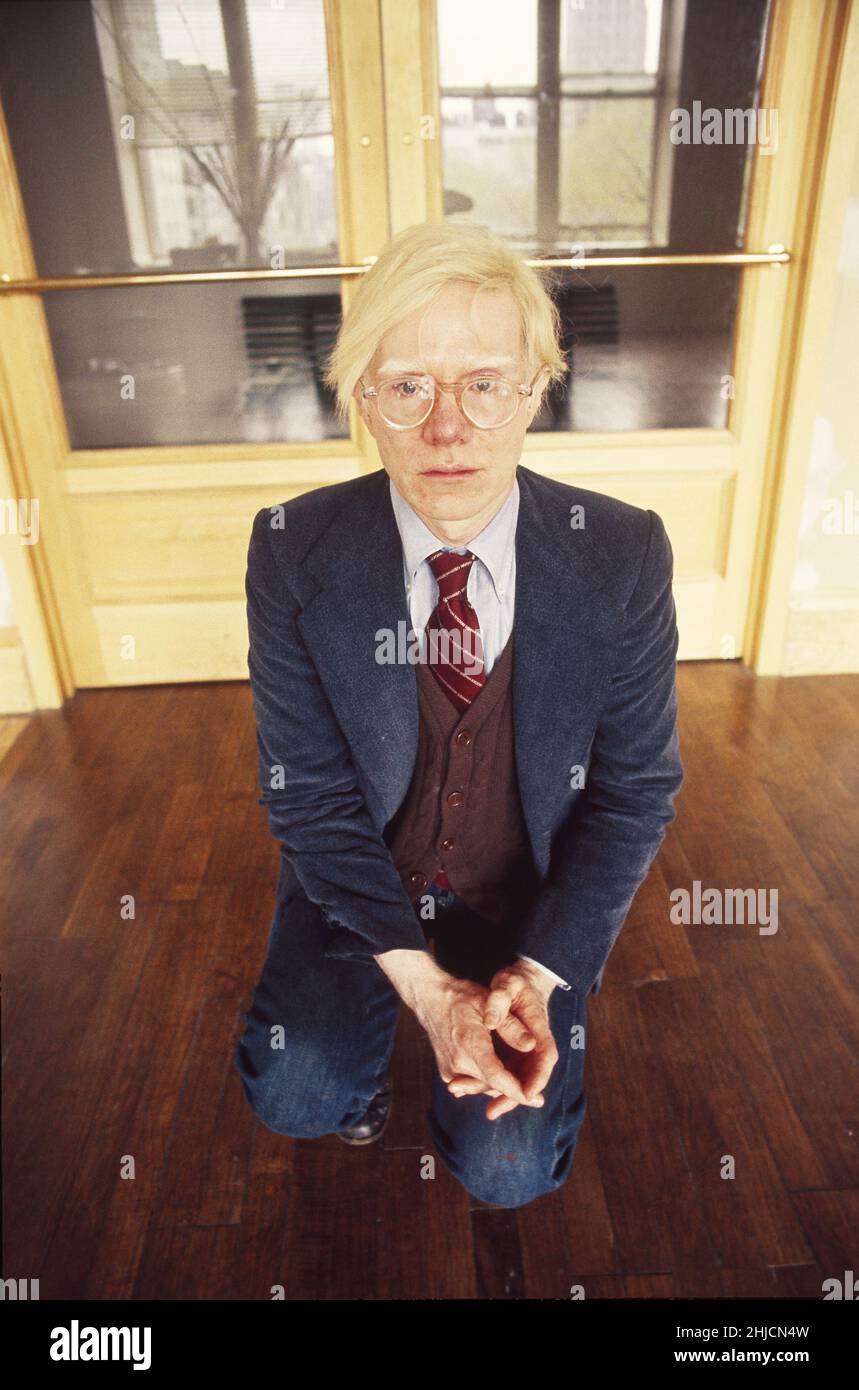 Porträt des amerikanischen Künstlers Andy Warhol. Produzent von Gemälden und Siebdrucken von gewöhnlichen Bildern, wie Suppendosen und Fotos von Prominenten.(1928-1987). Dieses Foto wurde in seinem Union Square Loft, New York City, 1975 aufgenommen. Stockfoto