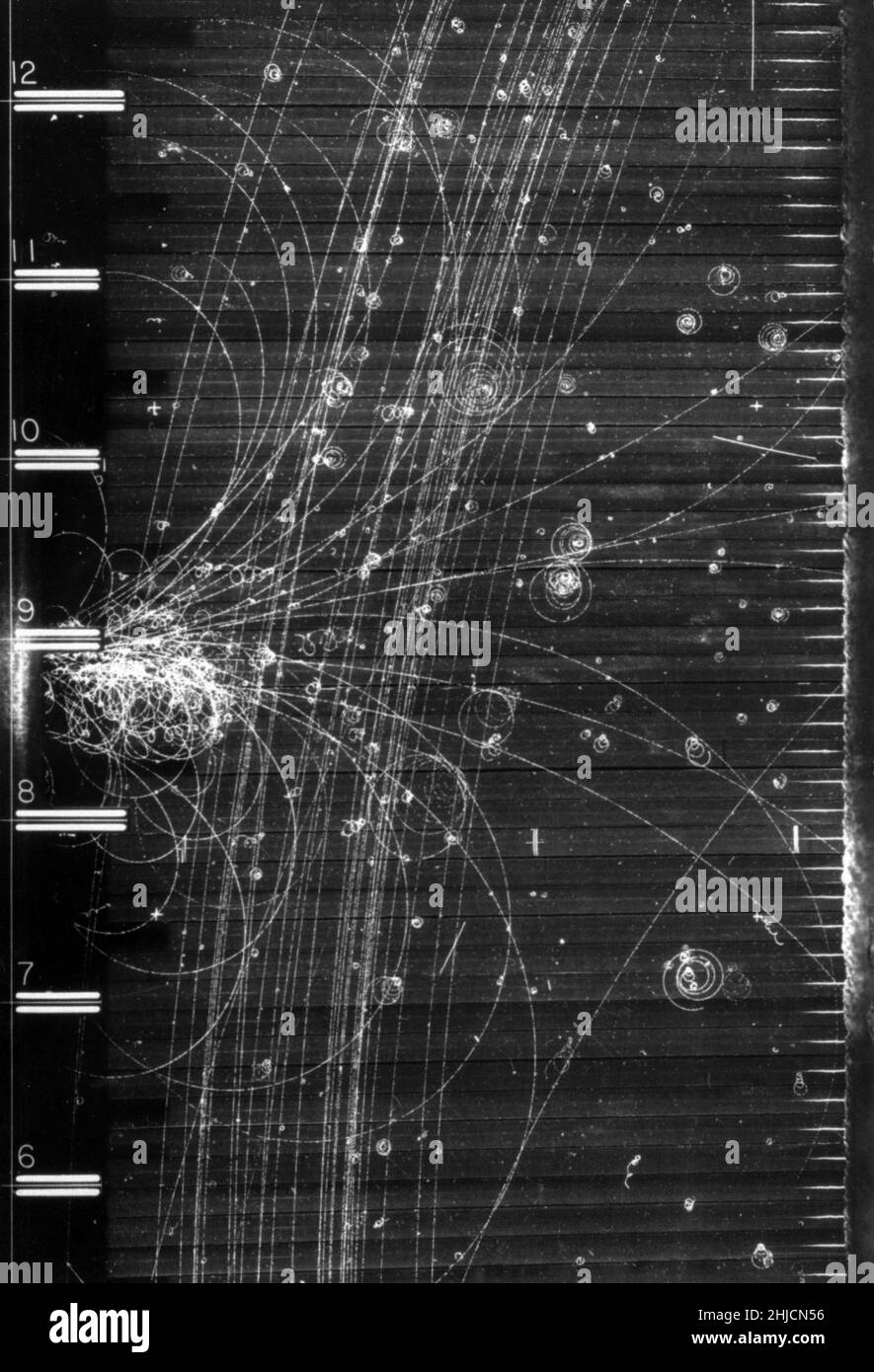 Ereignis der kosmischen Strahlung. 1. Juli 1960. Eine der mächtigsten und geheimnisvollsten Energieformen, die wir kennen, sind kosmische Strahlen – die schnellen Teilchen oder Strahlungsausbrüche, die die Erde ständig aus dem Weltraum bombardierten. Glücklicherweise brechen die meisten von ihnen auf, wenn sie mit der oberen Atmosphäre kollidieren. Einige von denen, die die Oberfläche erreichen, wurden durch die Dampfspuren aufgezeichnet, die sie in Blasenkammern hinterlassen. Blasenkammer-924. Eine Blasenkammer ist ein Gefäß, das mit einer überhitzten, transparenten Flüssigkeit (meist flüssigem Wasserstoff) gefüllt ist, mit der elektrisch geladene Partikel erfasst werden, die sich durch sie bewegen. Stockfoto