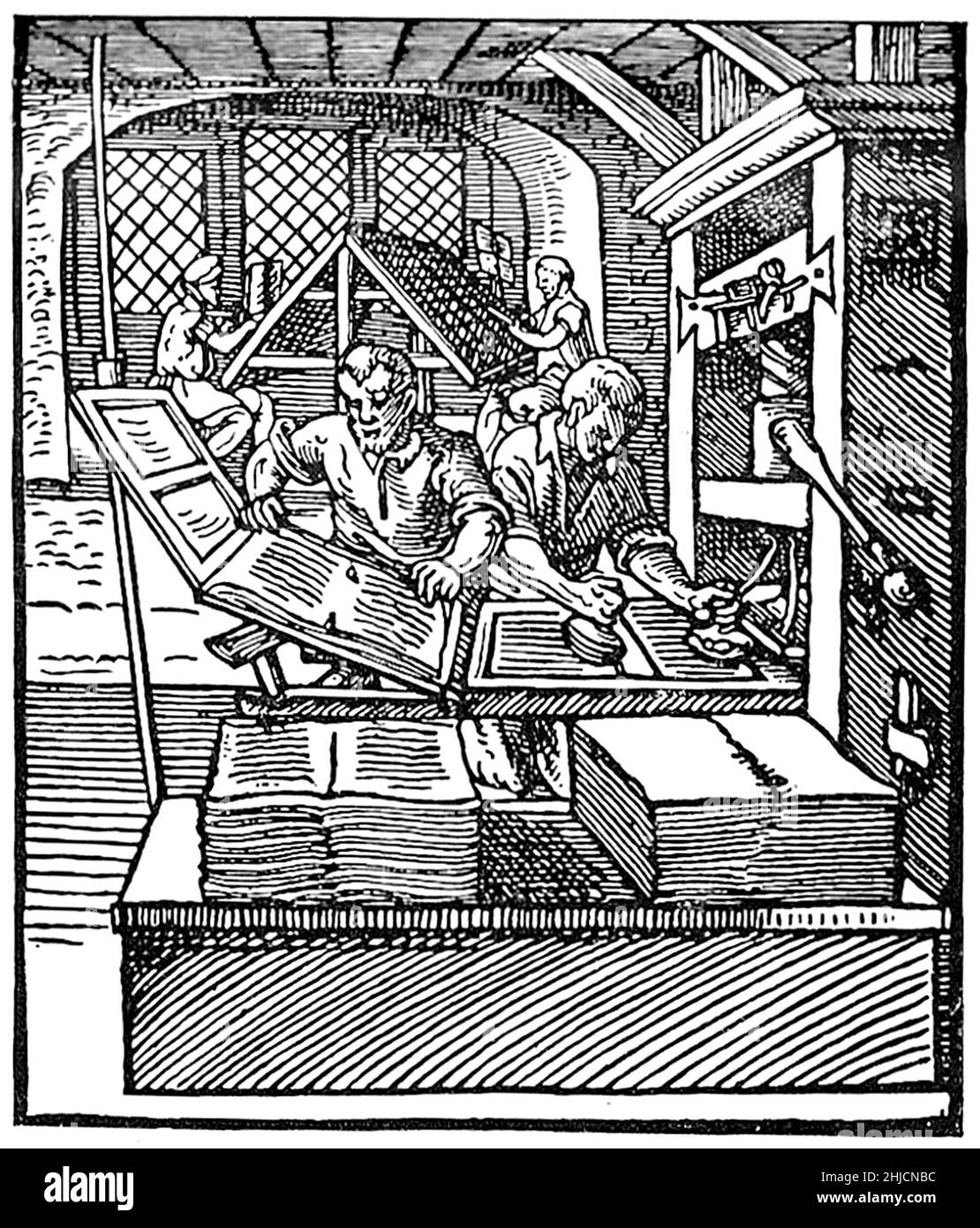 Holzschnitt von mittelalterlichen Handwerkern, die in einer Druckmaschine aus dem 16th. Jahrhundert arbeiten. Die Drucker stehen im Vordergrund, im Hintergrund arbeiten zwei Compositoren am Satz und bereiten die Druckblöcke vor. Illustration aus Jost Ammans Buch der Trades, 1568. Stockfoto