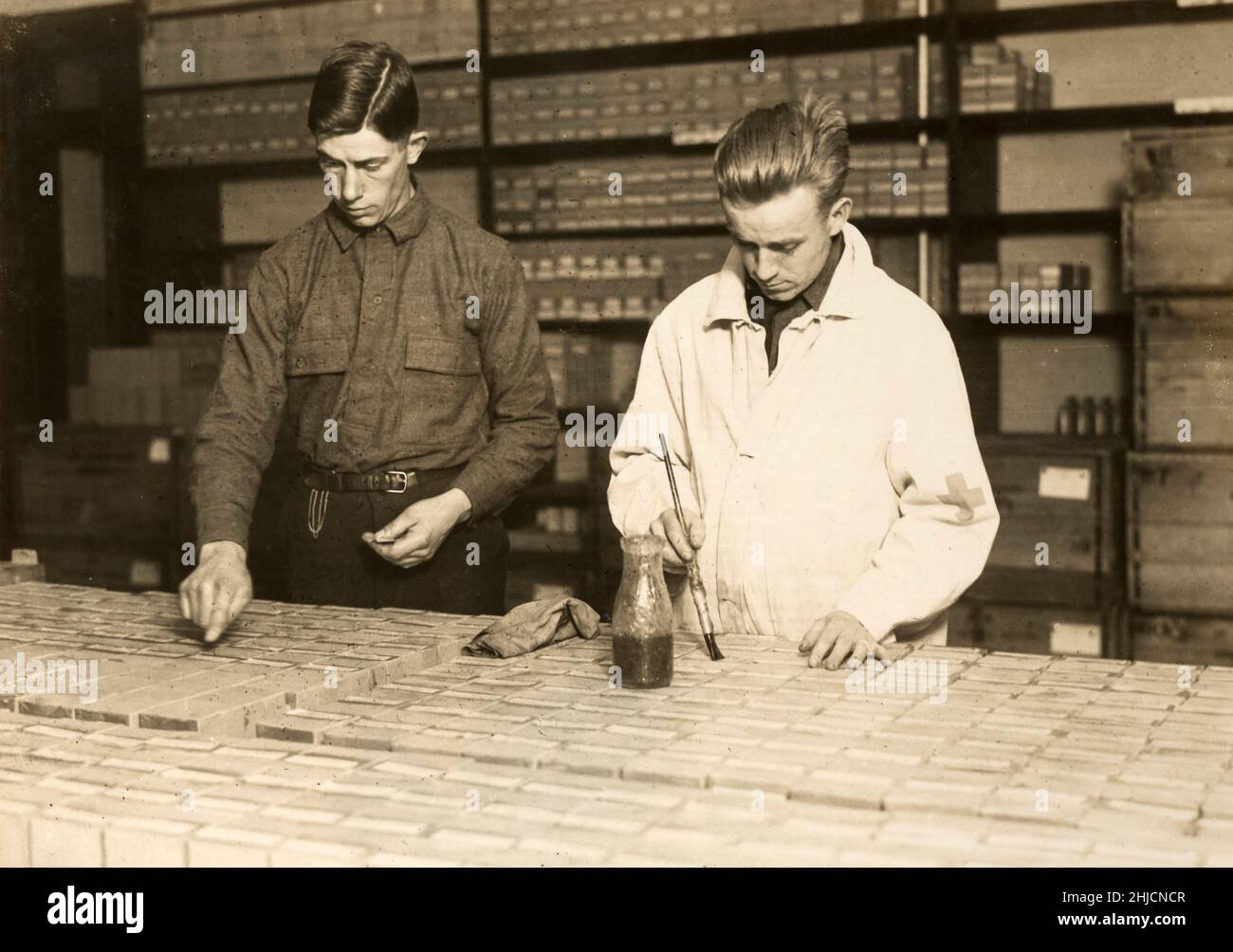 Herstellung von Typhusimpfstoffen, 1917. Anbringen von Etiketten auf Kartons für den Versand. Medizinische Fakultät der US-Armee. Stockfoto