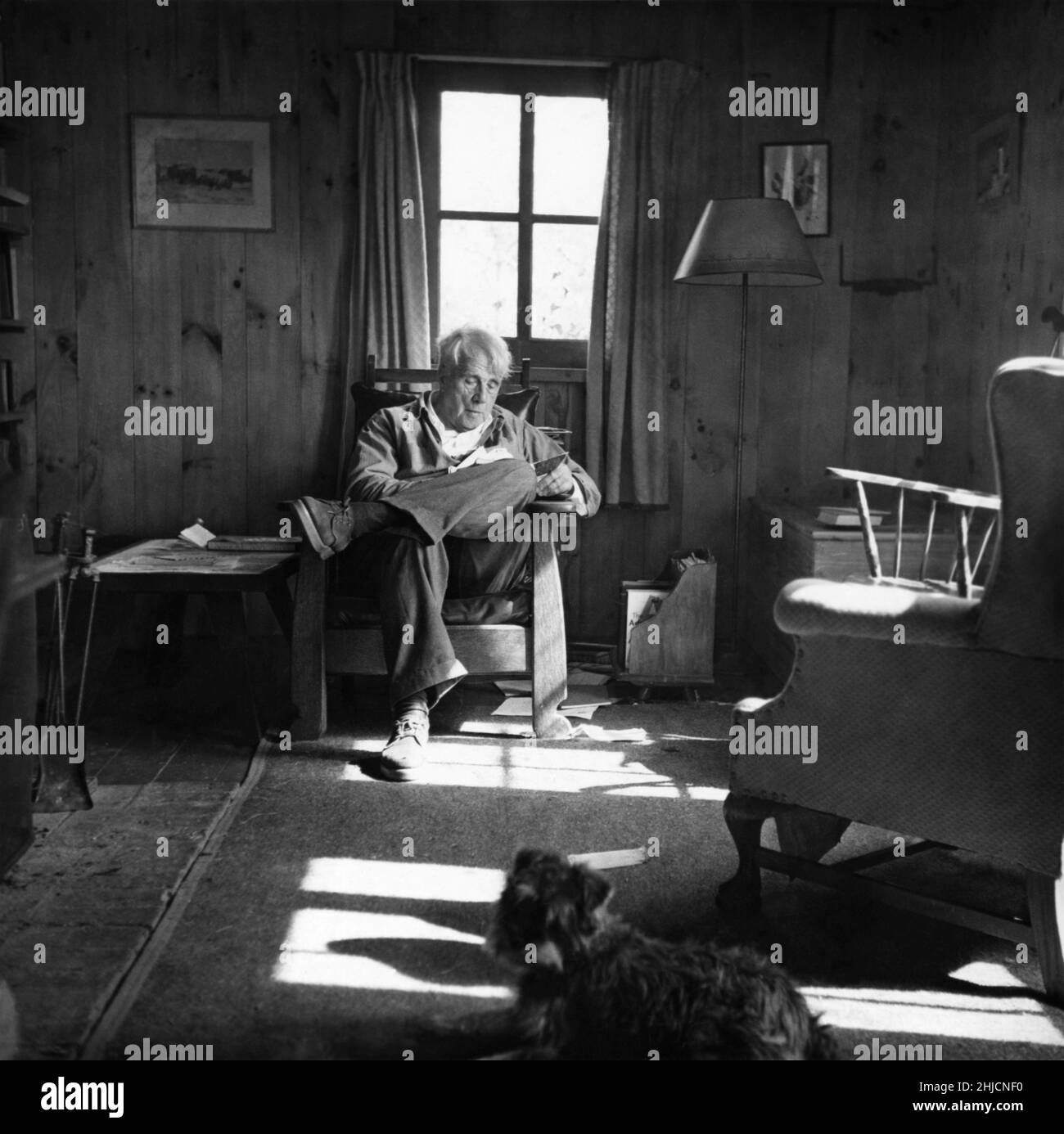 Robert Frost (1874-1963) komponierte in seinem Arbeitszimmer in der Nähe von Middlebury, Vermont, ein Gedicht. Stockfoto