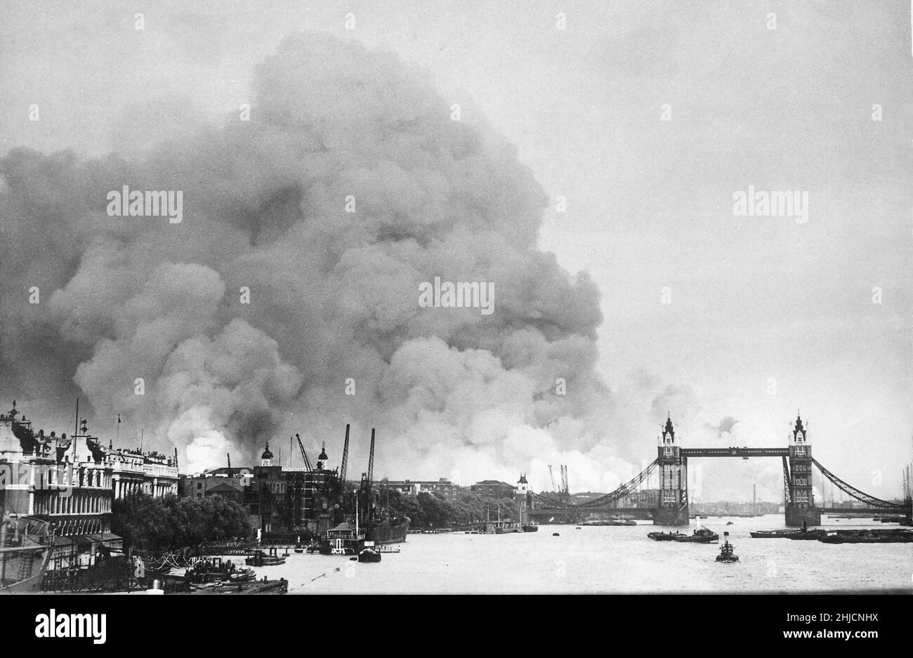 Der erste Massenangriff auf London am 7th. September 1940, bei dem die Tower Bridge und der Rauch von Bränden gezeigt wurden. Der Blitz war eine deutsche Bombenkampagne gegen das Vereinigte Königreich in den Jahren 1940 und 1941, während des Zweiten Weltkriegs. Der Begriff kommt von Blitzkrieg, was auf Deutsch 'Blitzkrieg' bedeutet. Stockfoto