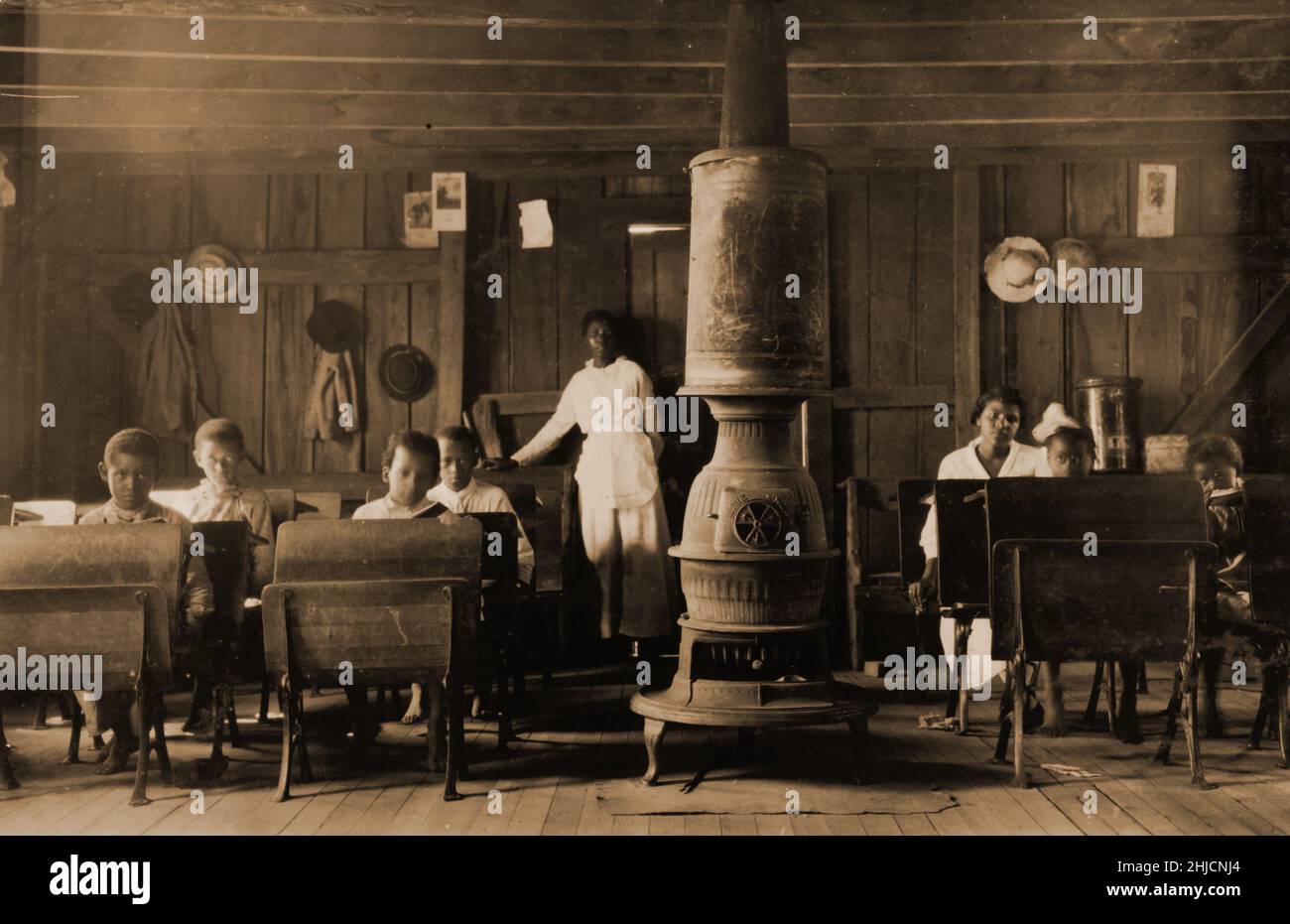 Schule für schwarze Kinder in Anthoston, Kentucky. Nur 7 von 27 Kindern in der Gegend besuchten regelmäßig die Schule: „Tabak hält sie draußen und sie haben keine Hände mehr.“ Henderson County, Kentucky. Fotografiert von Lewis W. Hine (1874-1940), 13. September 1916. Stockfoto