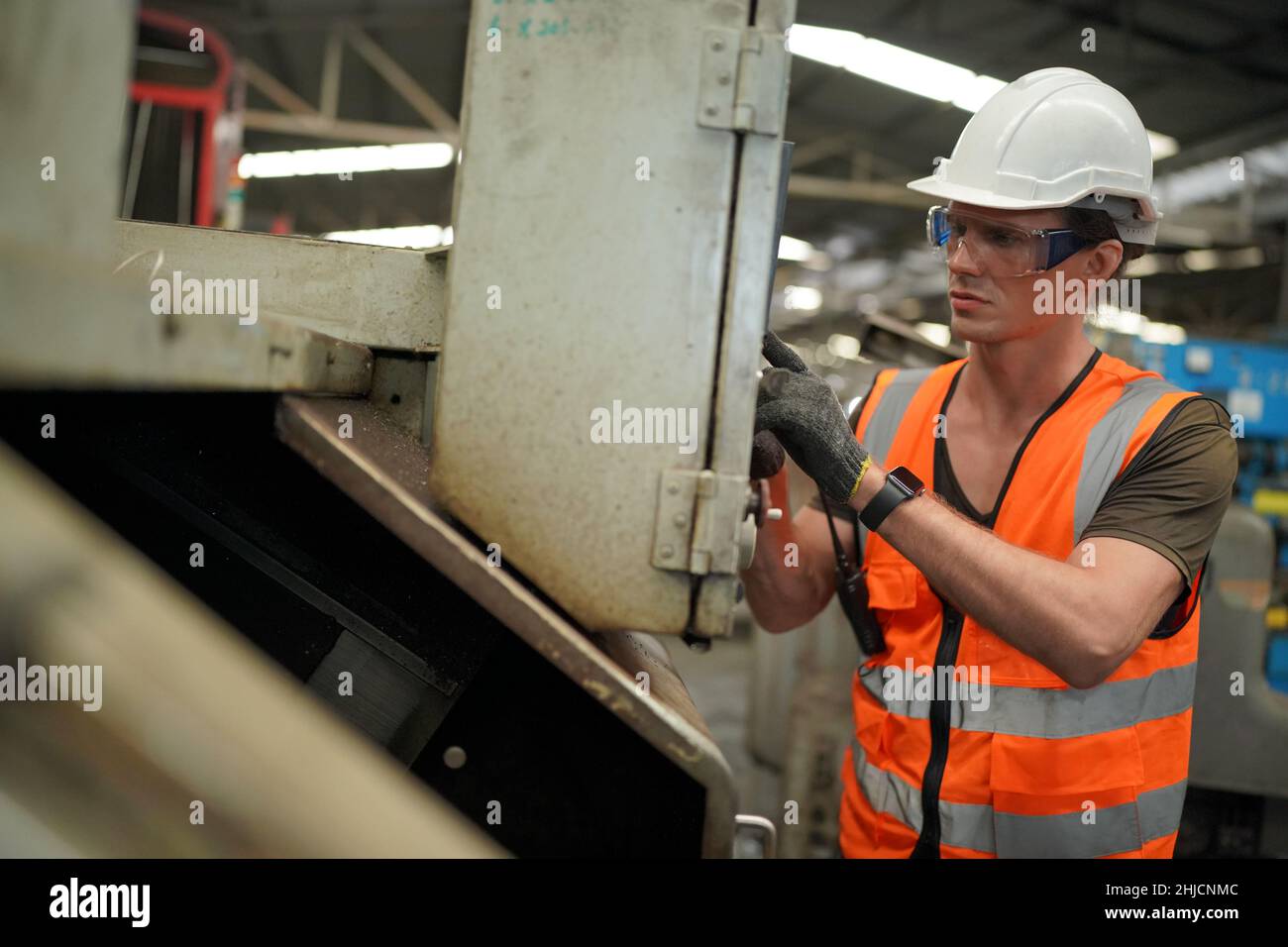 Industrieingenieure in harten Hüten.Arbeiten in der Schwerindustrie Produktionsfabrik. Industriearbeiter in Innenräumen in der Fabrik. Mann, der in einer Industrie arbeitet Stockfoto