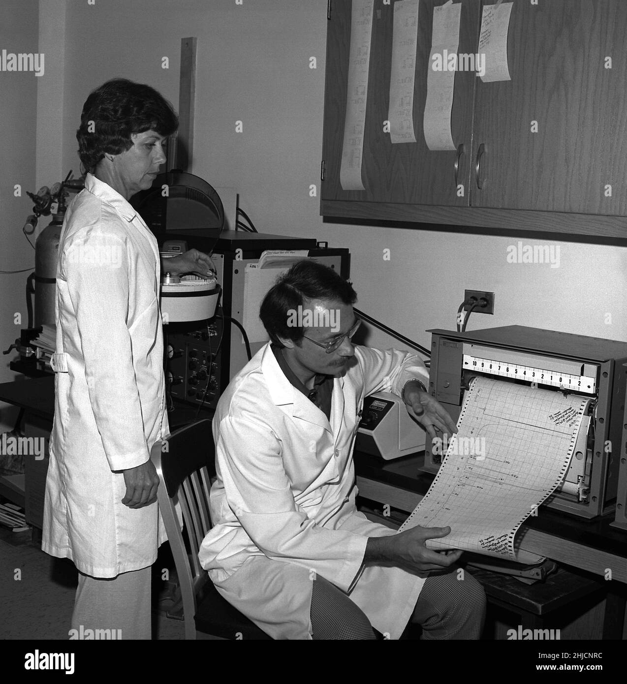 Dieses Bild aus dem Jahr 1978 zeigt die Wissenschaftler Charlotte Patton und Scott Johnson, die ein Gaschromatographie-Profil der zellulären Fettsäuren untersuchen, die von Legionella pneumophila-Bakterien produziert werden. Als Erreger der Legionärskrankheit wurde dieses Bakterium entdeckt, als es 1976 auf einer Tagung der American Legion in Philadelphia für einen Ausbruch verantwortlich wurde. Stockfoto