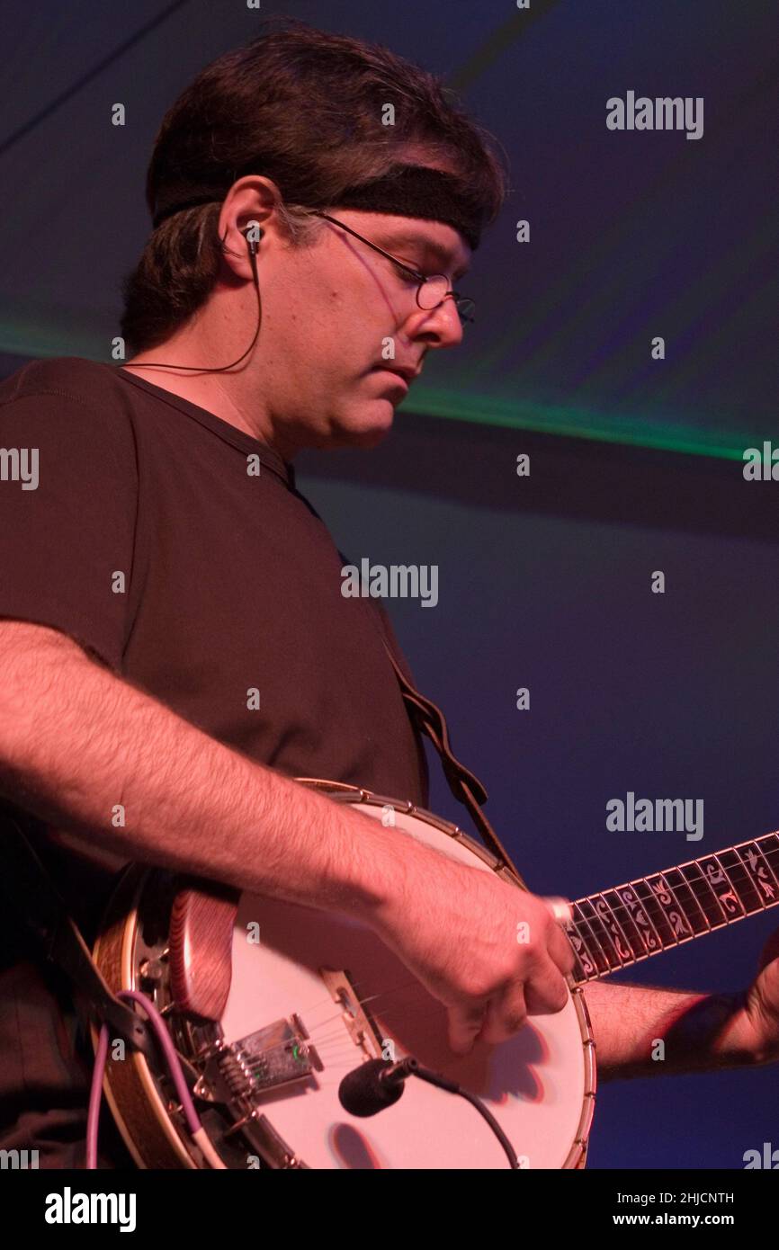 Der virtuose Banjo-Spieler Bela Fleck spielt ein Konzert mit Jean-Luc Ponty beim Toronto Jazz Festival, Ontario, Kanada. Stockfoto