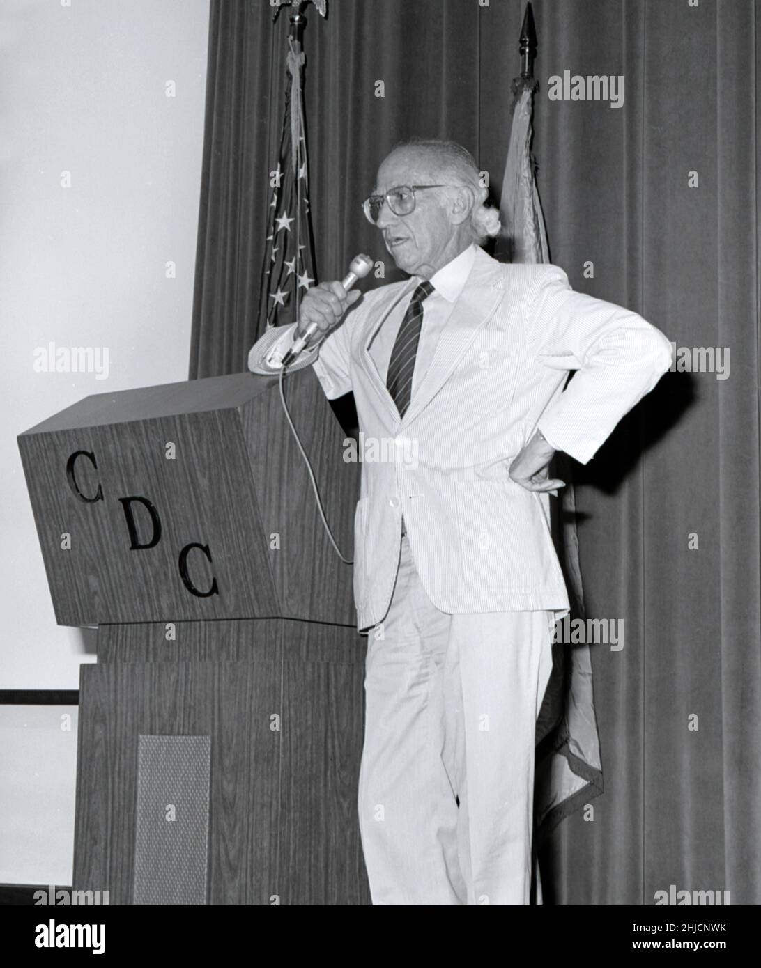 Dieses Foto zeigt Dr. Jonas Salk (links), Schöpfer des ersten Polio-Impfstoffs im Jahr 1955, während seiner Präsentation beim CDC im Jahr 1988. Am 12. April 2005 jährt sich zum 50th. Mal die Ankündigung, dass der Polio-Impfstoff, der von Jonas Salk und seinem Team von Wissenschaftlern der University of Pittsburgh entwickelt wurde, funktioniert hat. „sicher, wirksam und potent“ waren die Worte, die verwendet wurden, um der Welt zu verkünden, dass ein wirksamer Impfstoff gegen eine Krankheit gefunden wurde, die jedes Jahr in den Vereinigten Staaten einmal 13.000 bis -20.000 Personen gelähmt hatte. 1988 / xxxxxx Bildspeicherung: Xxxxxxxxxxx CD 112 DH/ 041 http://www.cdc. Stockfoto