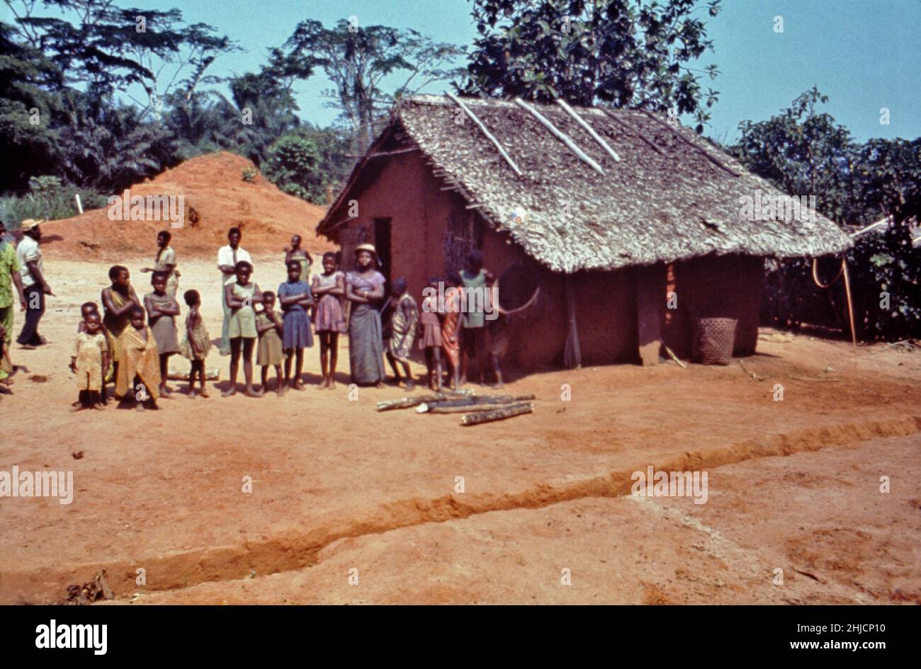 Bewohner von Yambuku, Zaire (heute Demokratische Republik Kongo), die während des Ebola-Ausbruchs im Jahr 1976 von Eis-Beamten des CDC untersucht wurden. Ebola-Virusinfektionen wurden erstmals im Jahr 1976 erkannt, als simultane, aber getrennte Ausbrüche von menschlichen Krankheiten, die durch zwei unterschiedliche Virusuntertypen verursacht wurden, im nördlichen Zaire und im Südsudan ausbrachen und zu Hunderten von Todesfällen führten. Stockfoto