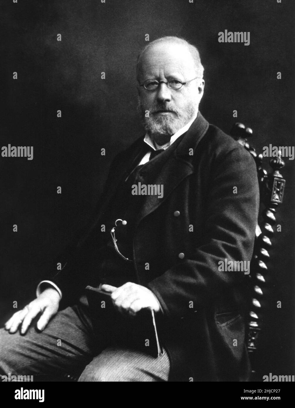 Edwin Klebs (1834-1913) war ein schweizerisch-deutscher Mikrobiologe, der für seine Arbeiten zu Infektionskrankheiten bekannt war. 1884 identifizierte er als erster (mit Friedrich L√∂ffler) ein Bakterium, das Diphtherie verursacht, das damals als Klebs-L√∂ffler Bacillus und heute als Corynebacterium diphtheriae bekannt war. Foto ca. 1898. Stockfoto