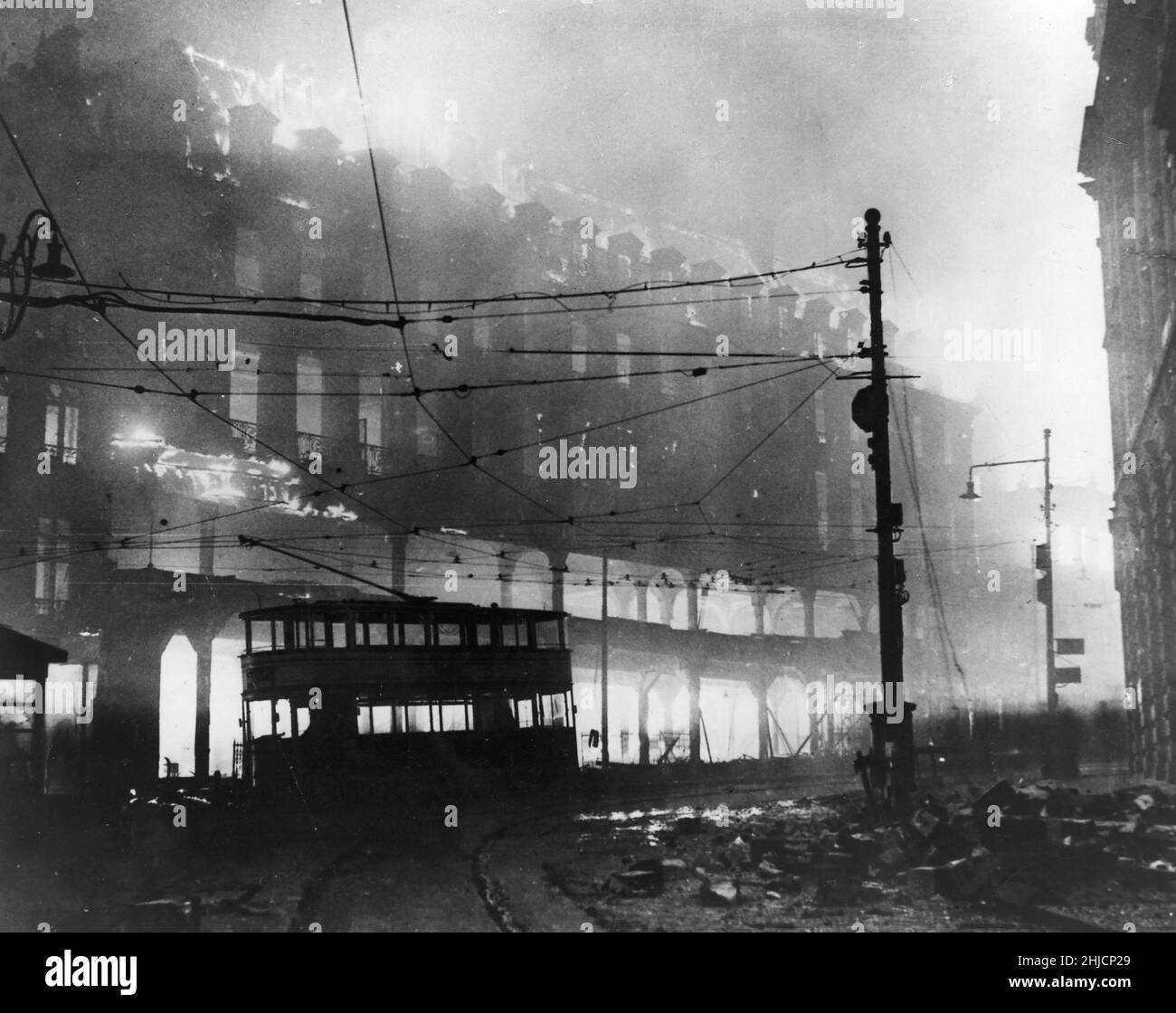 Ein brennendes Gebäude in Sheffield während des Blitzes, 13th. Dezember 1940. Der Blitz war eine deutsche Bombenkampagne gegen das Vereinigte Königreich in den Jahren 1940 und 1941, während des Zweiten Weltkriegs. Der Begriff kommt von Blitzkrieg, was auf Deutsch 'Blitzkrieg' bedeutet. Stockfoto