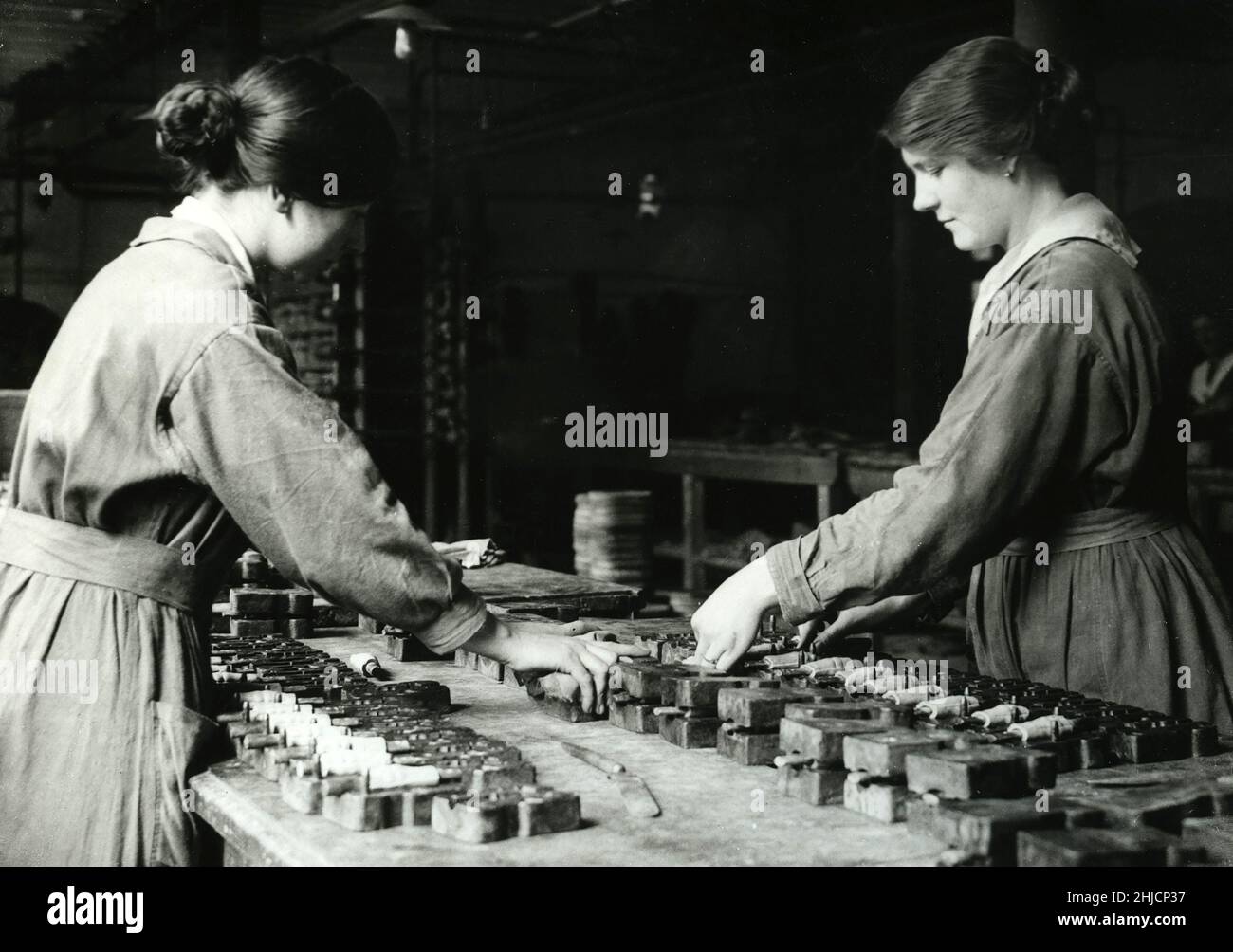 Britische Gummiarbeiterinnen in Lancashire, die Mundstücke für Gasmasken basteln, 1914. Erster Weltkrieg. Stockfoto