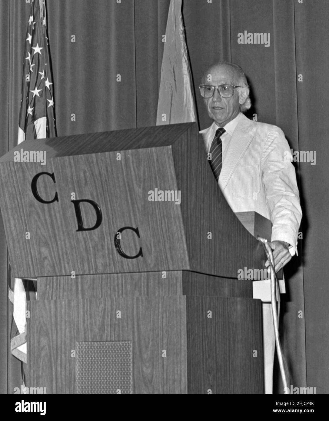 Dieses Foto zeigt Dr. Jonas Salk (links), Schöpfer des ersten Polio-Impfstoffs im Jahr 1955, der während seines Besuchs im CDC im Jahr 1988 Fragen stellte. Am 12. April 2005 jährt sich zum 50th. Mal die Ankündigung, dass der Polio-Impfstoff, der von Jonas Salk und seinem Team von Wissenschaftlern der University of Pittsburgh entwickelt wurde, funktioniert hat. „sicher, wirksam und potent“ waren die Worte, die verwendet wurden, um der Welt zu verkünden, dass ein wirksamer Impfstoff gegen eine Krankheit gefunden wurde, die jedes Jahr in den Vereinigten Staaten einmal 13.000 bis -20.000 Personen gelähmt hatte. 1988 / xxxxxx Bildspeicherung: Xxxxxxxxxxx CD 112 DH/ 040 htt Stockfoto