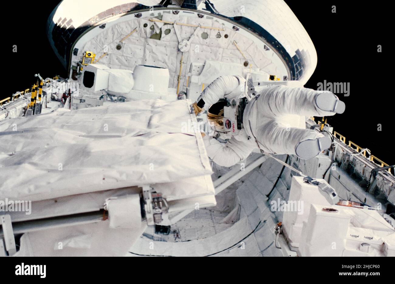 Die Astronautin Kathryn D. Sullivan überprüft die Verriegelung der SIR-B-Antenne im offenen Frachtraum des Space Shuttles Challenger während ihrer extravehicular activity (EVA) am 11. Oktober 1984 und macht damit ihre erste Frau in Amerika, die einen EVA durchführt. Die Crew bestand aus den Astronauten Robert L. Crippen, Kommandant; Jon A. McBride, Pilot; zusammen mit Kathryn D. Sullivan, Sally K. Ride und David D. Leestma, allen Missionsspezialisten; und den kanadischen Astronauten Marc Garneau und Paul D. Scully-Power, beide Nutzlastspezialisten. Stockfoto