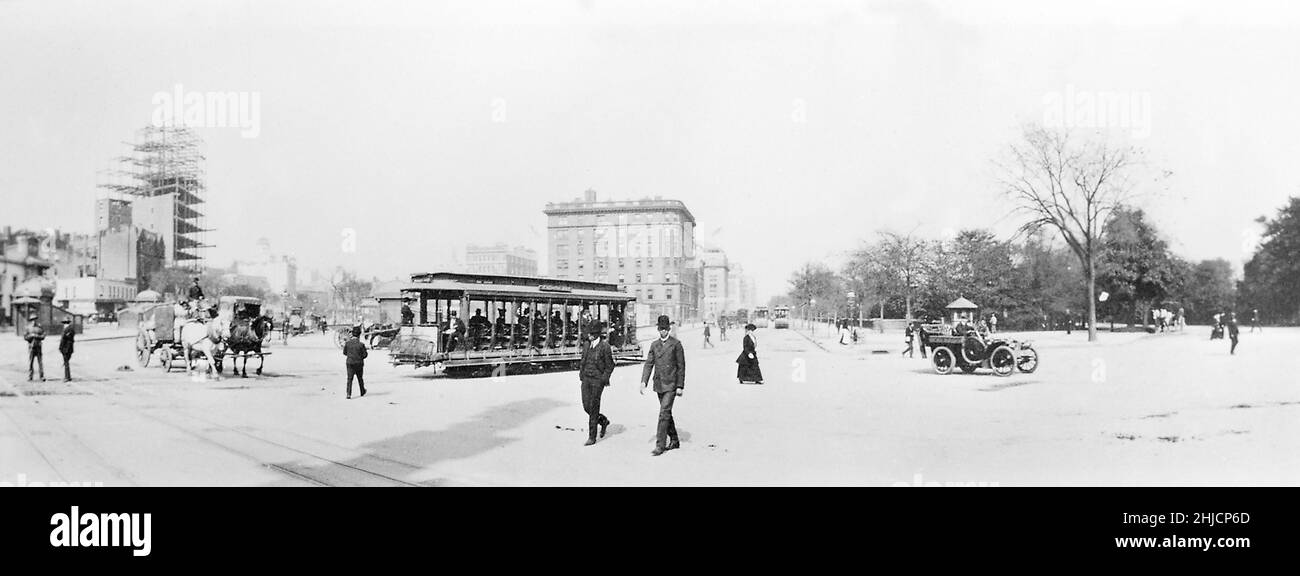 Die Eighth Avenue Trolley teilt sich die Straße mit einem Pferdewagen und einem offenen Auto. Downtown, New York City, Blick nach Norden, 1904. Stockfoto