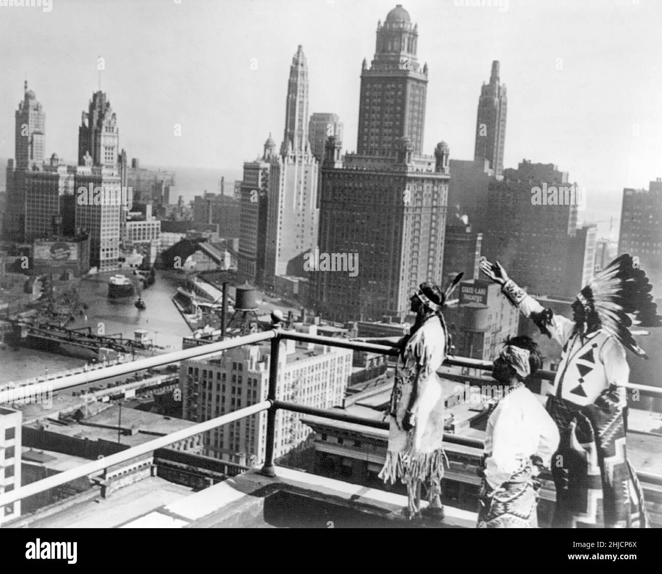 „Prinzessin O-Me-Me, ein Chippewa, Sun Road, ein Pueblo, und Chief Whirling Thuncer, ein Winebago, der vom Dach des Hotel Sherman aus über die Skyline von Chicago blickt.“ 3rd. Oktober 1929. Stockfoto