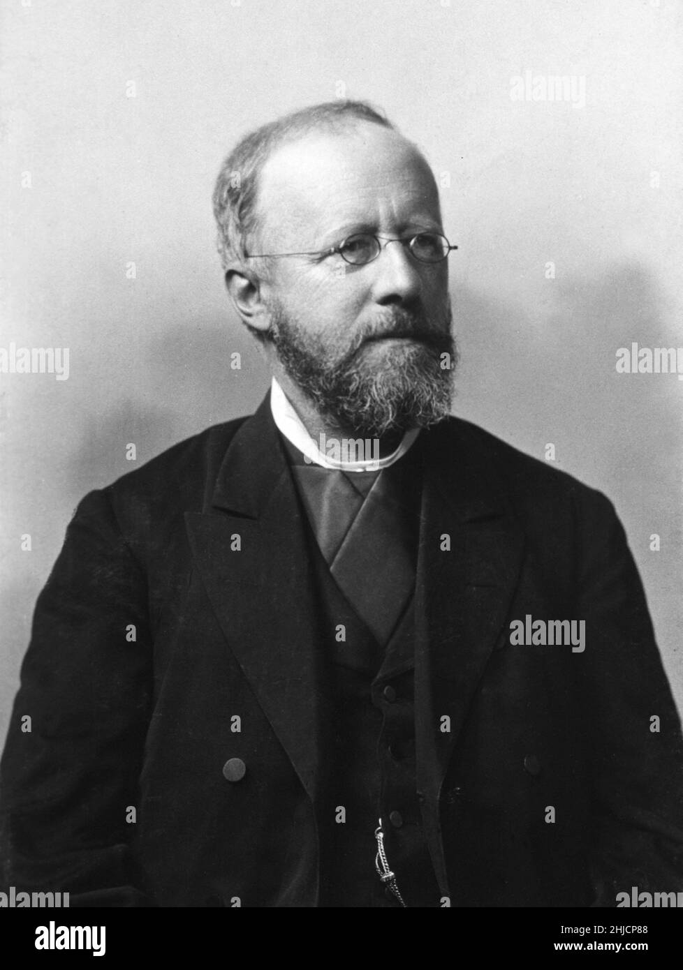 Edwin Klebs (1834-1913) war ein schweizerisch-deutscher Mikrobiologe, der für seine Arbeiten zu Infektionskrankheiten bekannt war. 1884 identifizierte er als erster (mit Friedrich L√∂ffler) ein Bakterium, das Diphtherie verursacht, das damals als Klebs-L√∂ffler Bacillus und heute als Corynebacterium diphtheriae bekannt war. Foto ca. 1884. Stockfoto