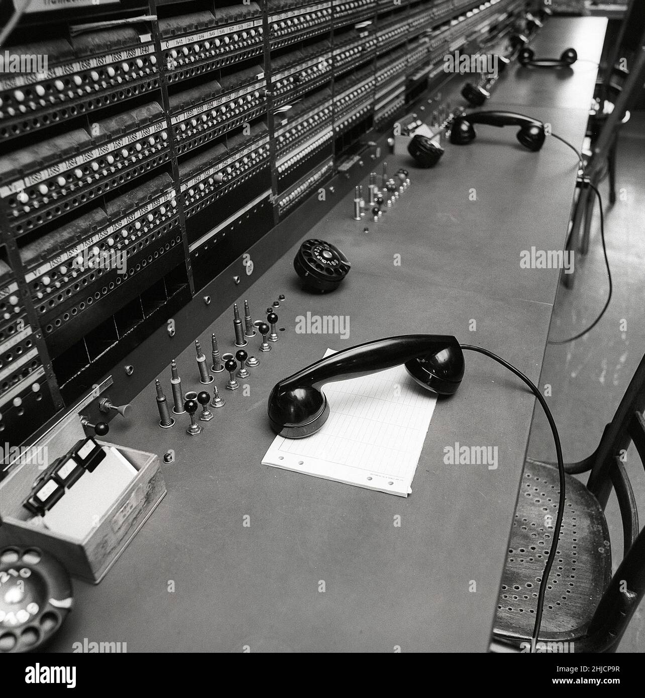 Telefonie im Jahr 1970s. Innenraum aus einem leeren Raum mit einer großen Schalttafel sichtbar. Technologie der Vergangenheit, die nicht mehr genutzt wird oder die IT-Mitarbeiter sich noch nicht zur Arbeit gesetzt haben. Es handelt sich um eine manuelle Vermittlungsstelle, bei der ein menschlicher Bediener benötigt wird, um die Anrufe manuell zu verbinden. Schweden 1971 Kristoffersson Ref ED Stockfoto