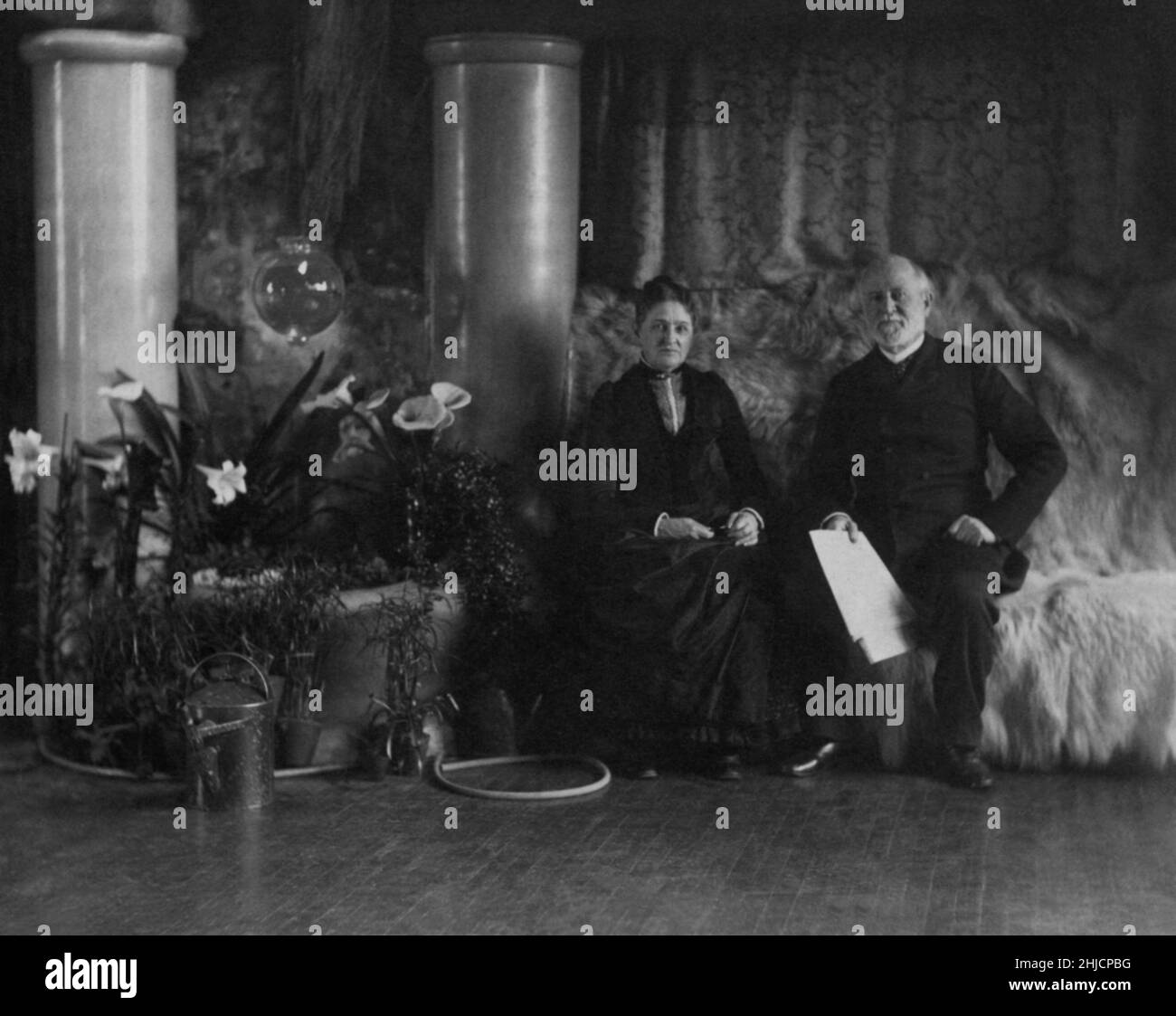 Herr und Frau Charles Lewis Tiffany im Atelier von Louis C. Tiffany nahmen ca. 1890 von George Collins Cox (1851‚Äì1902). Stockfoto