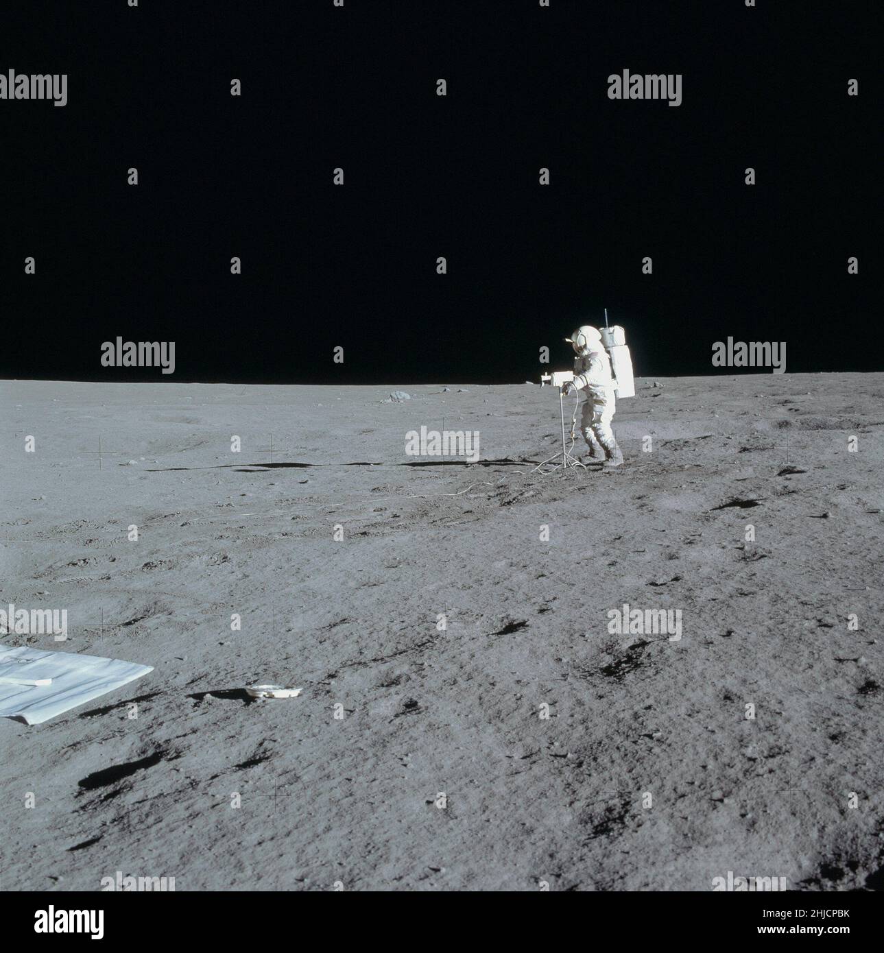 Apollo 14-Mission. Astronaut Ed Mitchell auf der Mondoberfläche. Der große Hintergrundfelsen links von Mitchell ist Turtle Rock. Stockfoto