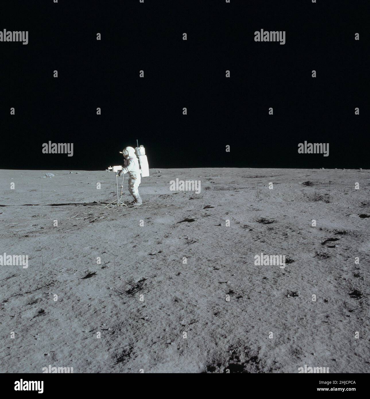 Apollo 14-Mission. Astronaut Ed Mitchell auf der Mondoberfläche. Der große Hintergrundfelsen links von Mitchell ist Turtle Rock Stockfoto