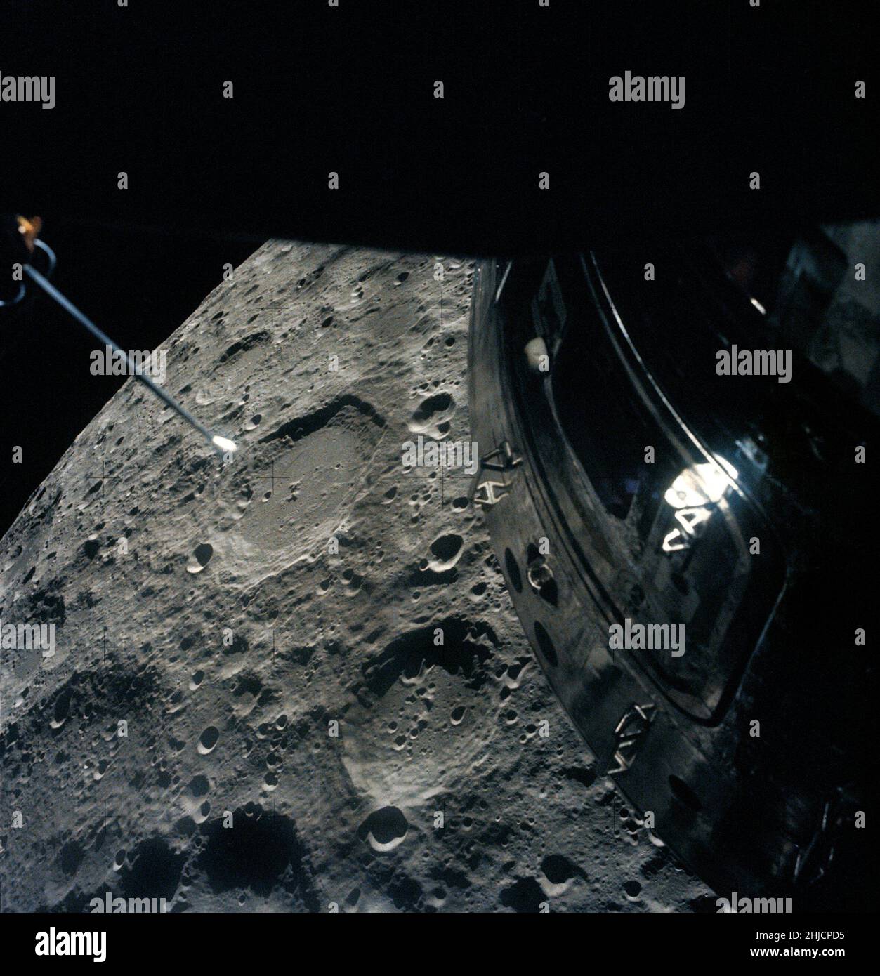 Blick auf den Mond aus einem Apollo 13 LM-Fenster. Die beiden großen Krater sind Chaplygin (links von der Mitte) und Schliemann (unten in der Mitte). Stockfoto