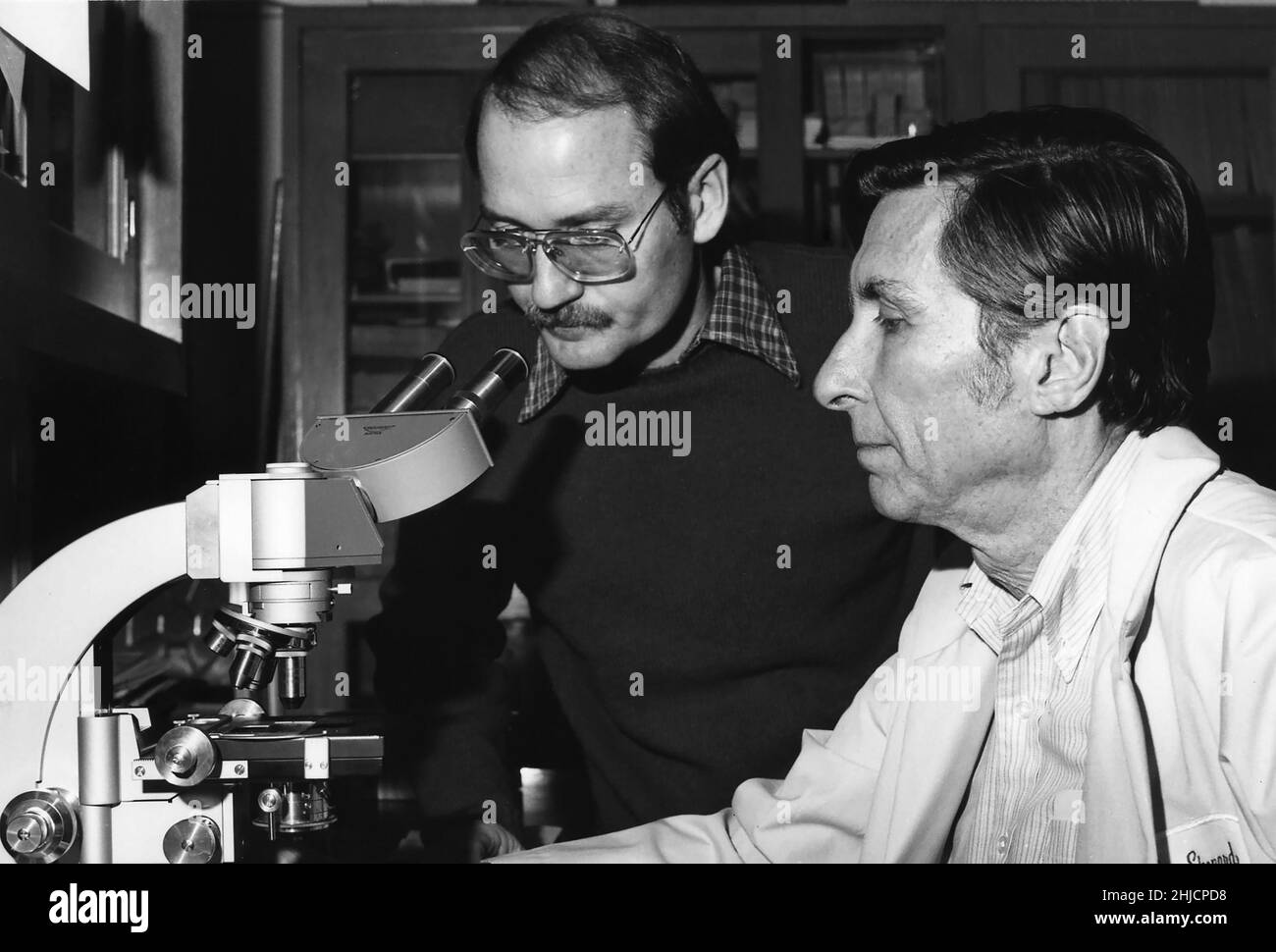 Dieses Bild aus dem Jahr 1977 zeigt die Mikrobiologen Joseph E. McDade (links) und Charles C. Shepard (rechts), die den Erreger isolieren, der den Ausbruch der Legionäre 1976 auf einer Tagung der American Legion in Philadelphia verursacht hatte. Sie stellten fest, dass die Ursache eine Art von Bakterien war, die sie Legionella pneumophila nannten. Stockfoto