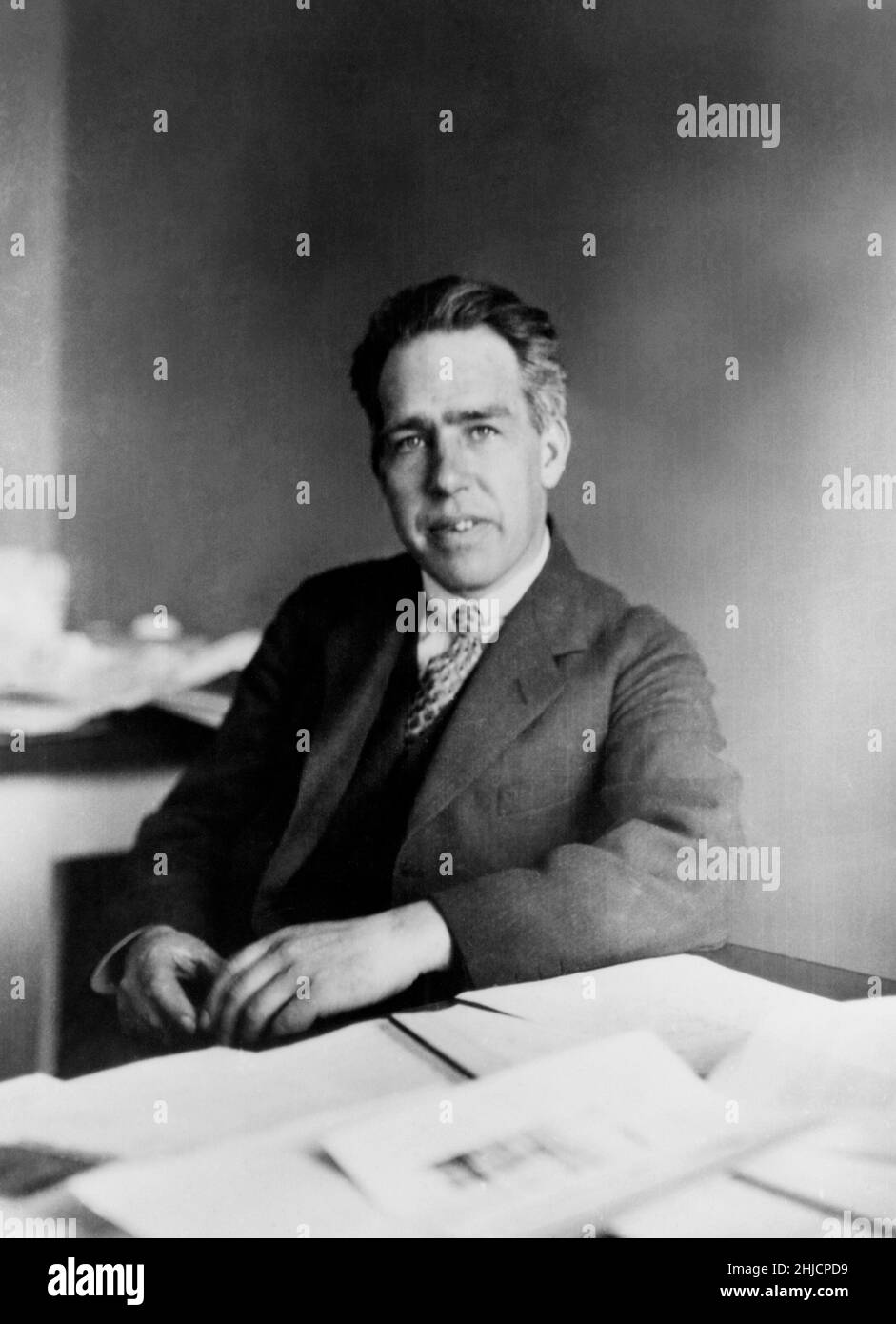 Niels Bohr. Porträt des dänischen Physikers Niels Henrik David Bohr (1885-1962), der 1926 in seinem Büro am Institut für Theoretische Physik der Universität Kopenhagen (UITF - Universitetets Institut for Teoretisk Fysik) in Kopenhagen, Dänemark, sitzt. Stockfoto