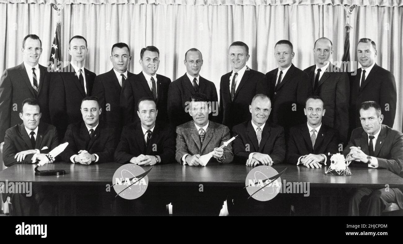 Astronautengruppen 1 und 2. Die ursprünglichen sieben von der NASA im April 1959 ausgewählten Mercury-Astronauten sitzen (von links nach rechts): L. Gordon Cooper Jr., Virgil I. Grissom, M. Scott Karpenter, Water M. Schirra Jr., John H. Glenn Jr., Alan B. Shepard Jr. und Donald K. Slayton. Die zweite Gruppe von NASA-Astronauten, die im September 1962 benannt wurden, steht (von links nach rechts): Edward H. White II, James A. McDivitt, John W. Young, Elliot M. See Jr., Charles Conrad Jr., Frank Borman, Neil A. Armstrong, Thomas P. Stafford, Und James A. Lovell Jr. 01/01/1963 Stockfoto