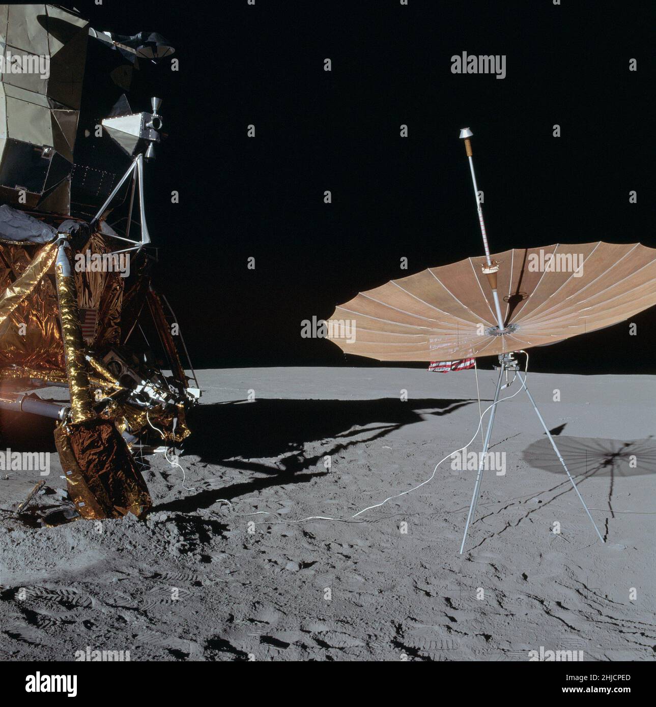 Apollo 14-Mission. Abbildung der S-Band-Antenne für die Kommunikation mit Mission Control. Die modularisierte Staufarmbaugruppe für Ausrüstung (MESA) befindet sich hinter der Strebe am linken Bildrand. Stockfoto