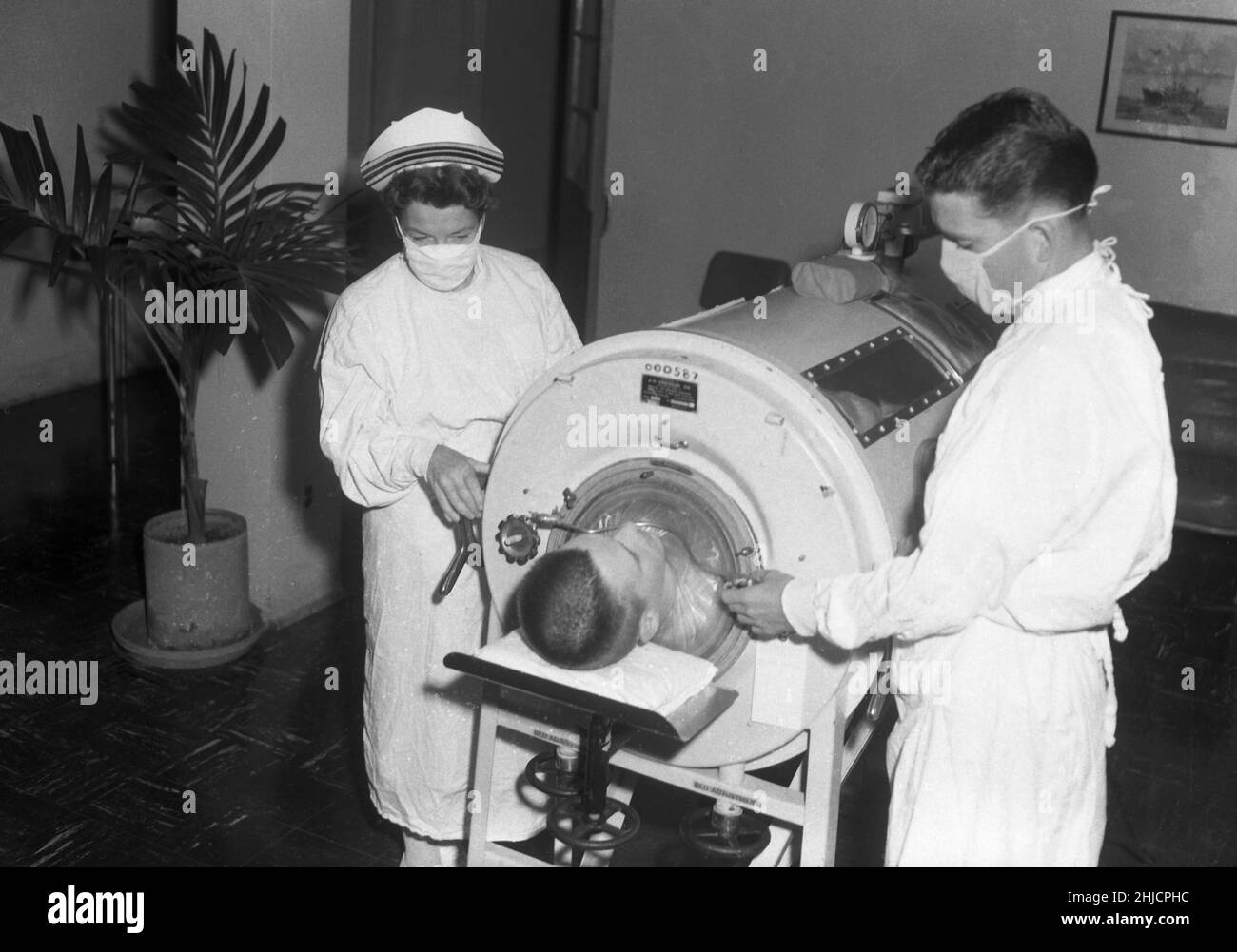 Ein Junge in einer eisernen Lunge in einem Naval Hospital, c. 1960. Stockfoto