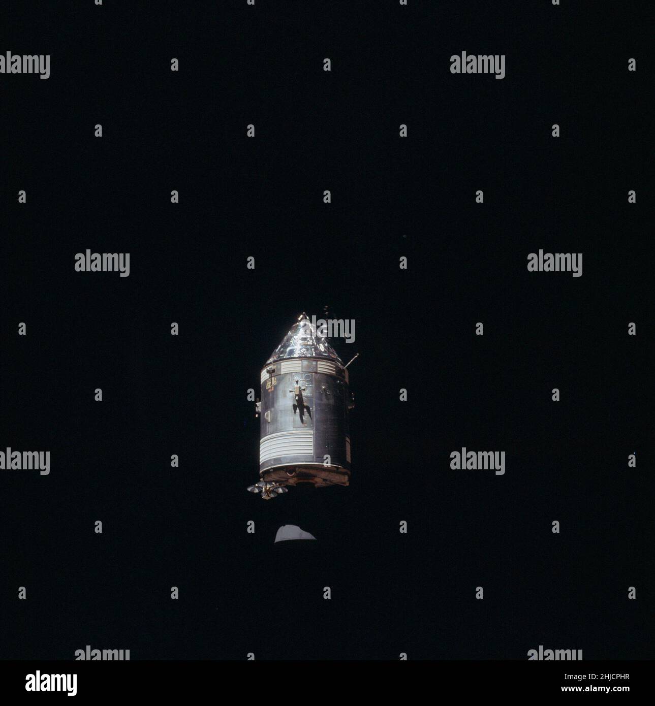 Ansicht des Command Service Module (CSM) Kitty Hawk von der Lunar Module (LM) Antares während des Rendezvous. Stockfoto