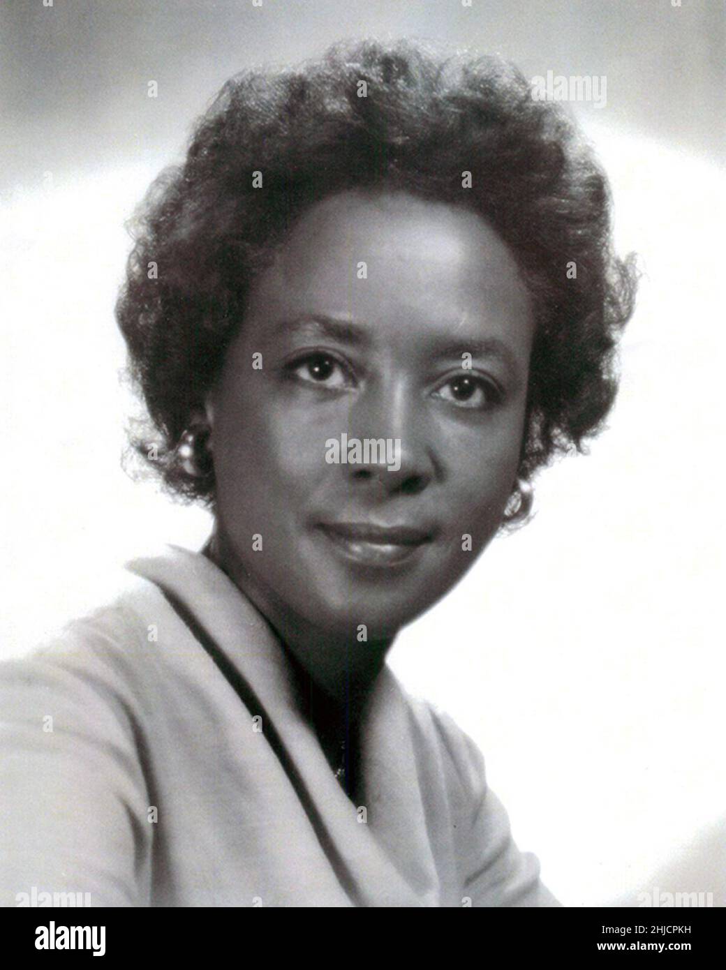 Annie Easley (23. April 1933 - 25. Juni 2011) war Informatikerin, Mathematikerin und Raketenwissenschaftlerin. Sie arbeitete bei der NASA und war eine der ersten Afroamerikaner, die als Informatikerin arbeitete und an der Entwicklung der Software für die Centaur-Raketenstufe mitwirkte. Easleys Arbeit mit dem Centaur-Projekt half als technologische Grundlage für die Space-Shuttle-Starts. Stockfoto