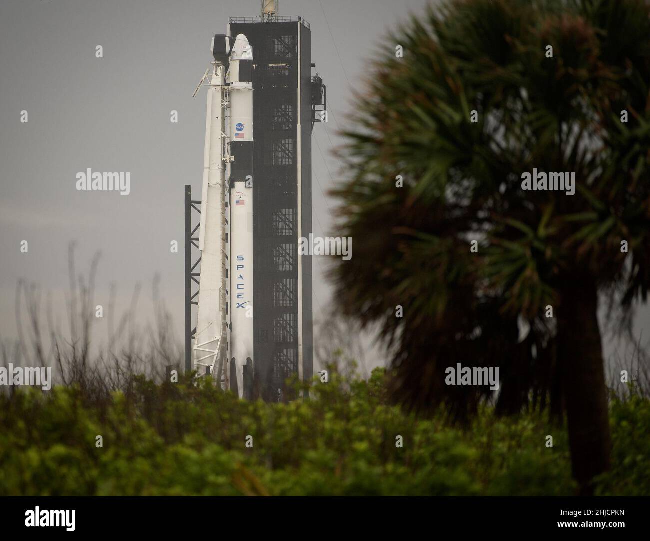 Eine SpaceX Falcon 9-Rakete mit der Crew Dragon-Sonde des Unternehmens an Bord wird auf der Startrampe des Launch Complex 39A gesehen, da die Vorbereitungen für die Demo-2-Mission am Montag, den 25. Mai 2020, im NASA‚Äôs Kennedy Space Center in Florida fortgesetzt werden. Die NASA-Mission SpaceX Demo-2‚Äôs der erste Start mit Astronauten der Raumsonde SpaceX Crew Dragon und der Falcon 9-Rakete zur Internationalen Raumstation im Rahmen des Commercial‚Äôs Crew Program der Agentur. Die Markteinführung von Robert Behnken und Douglas Hurley ist für Mittwoch, den 27. Mai geplant. Stockfoto