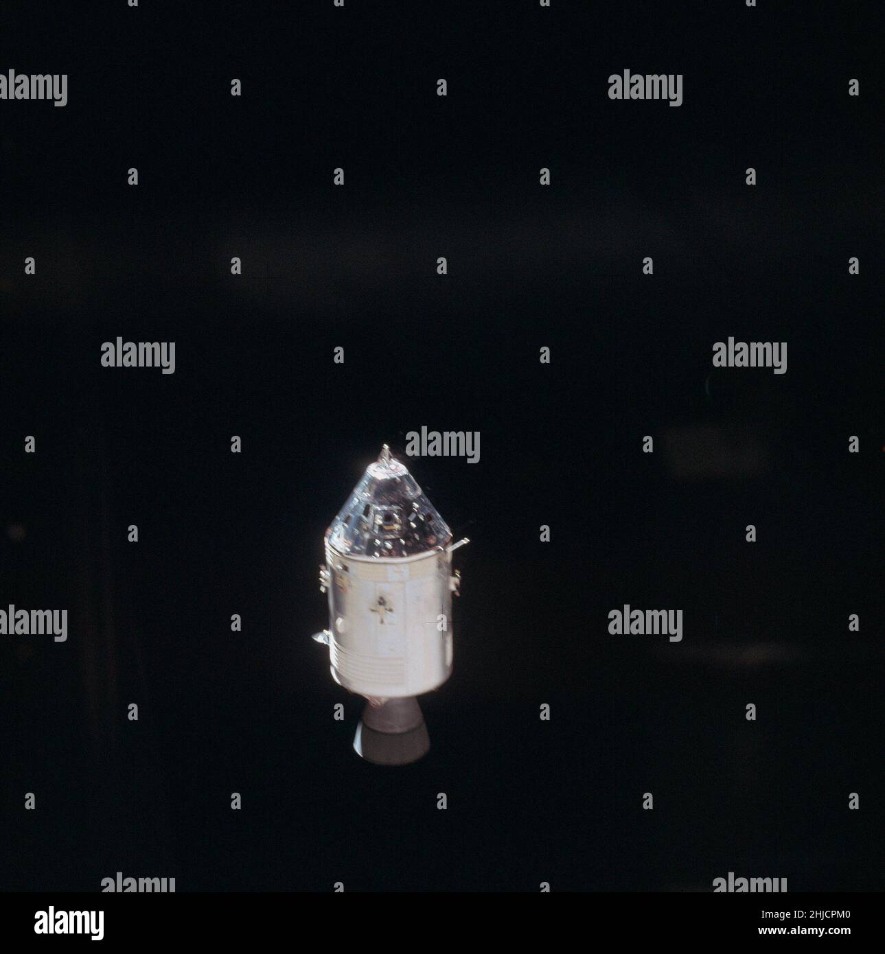 Ansicht des Command Service Module (CSM) Kitty Hawk von der Lunar Module (LM) Antares während des Rendezvous. Stockfoto