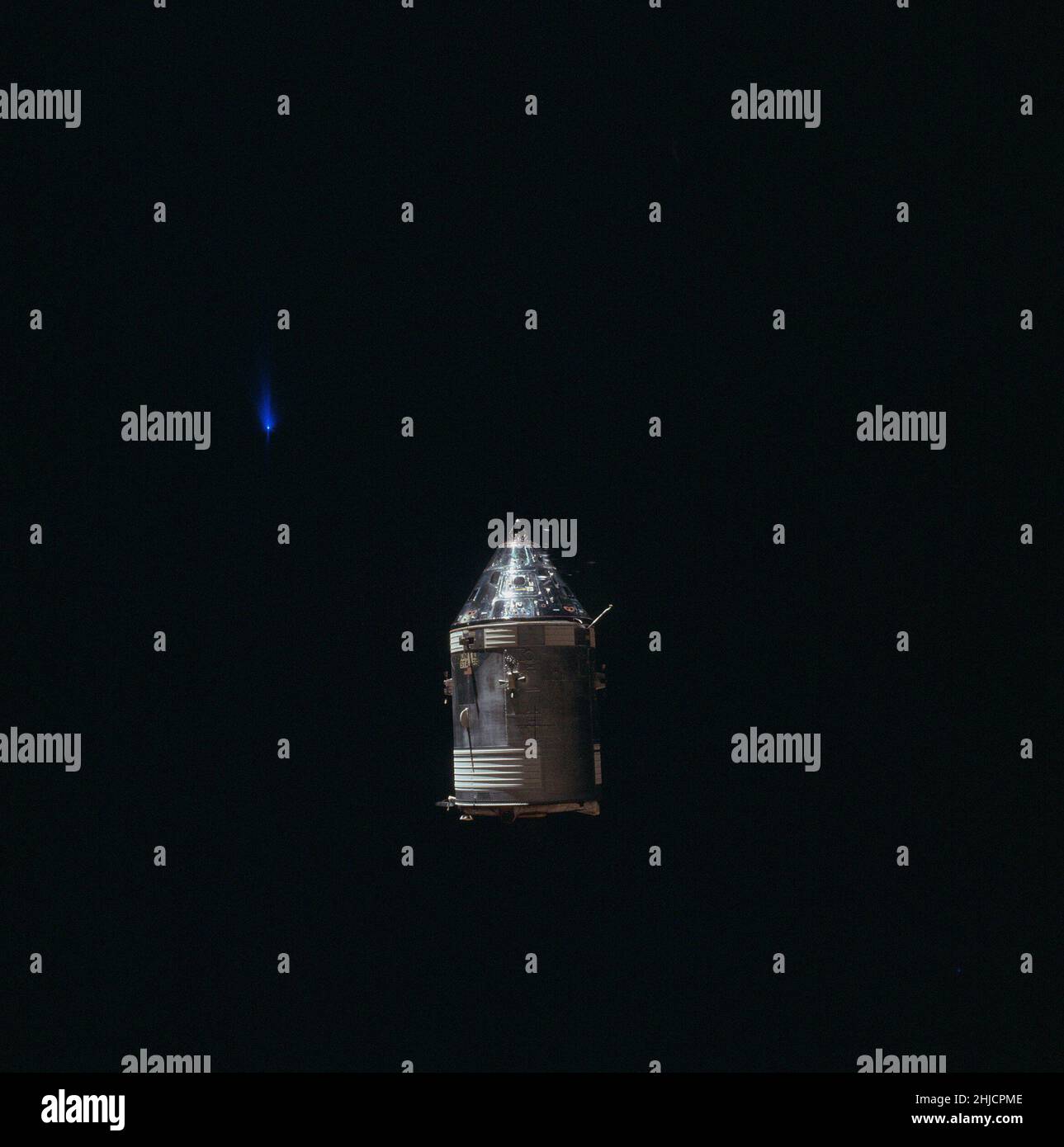 Ansicht des Command Service Module (CSM) Kitty Hawk von der Lunar Module (LM) Antares während des Rendezvous. Stockfoto